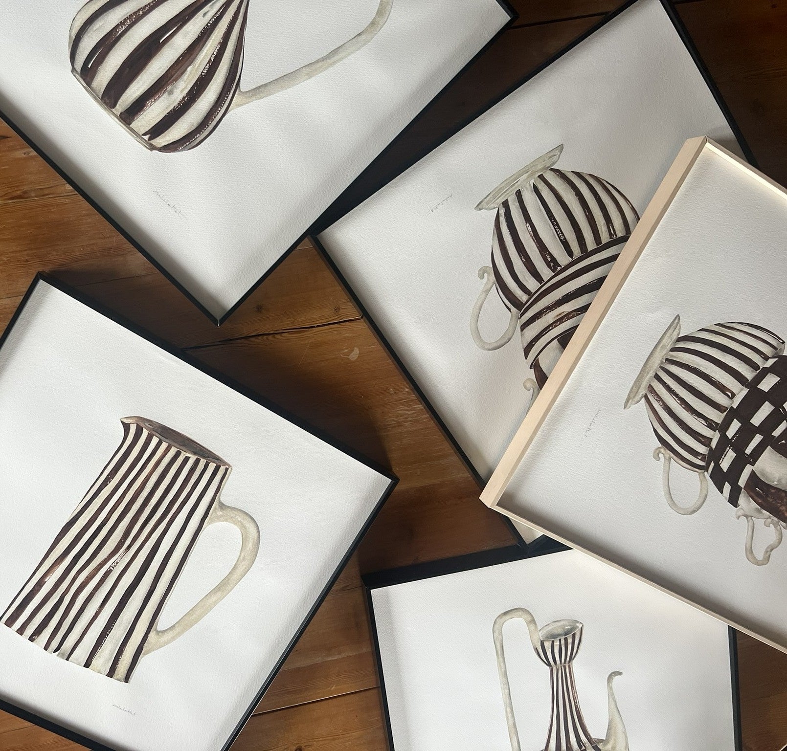 Conjunto de cuadro decorativos para la cocina con jarras, tazas en tonos marrón y beige