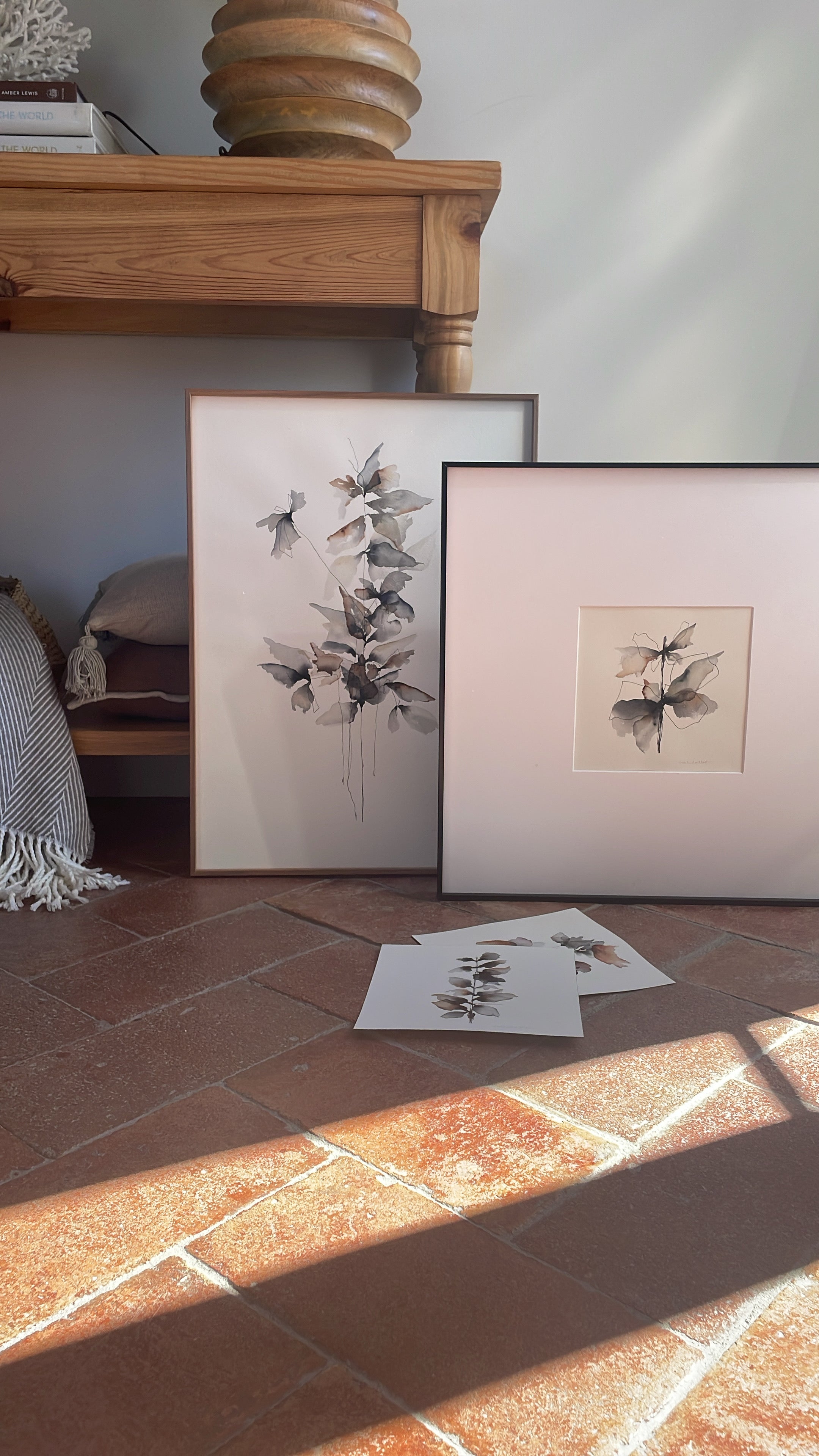 Cuadros decorativos para colgar en una entrada, pasillo o salón, hechos a mano utilizando acuarelas y rotulador.