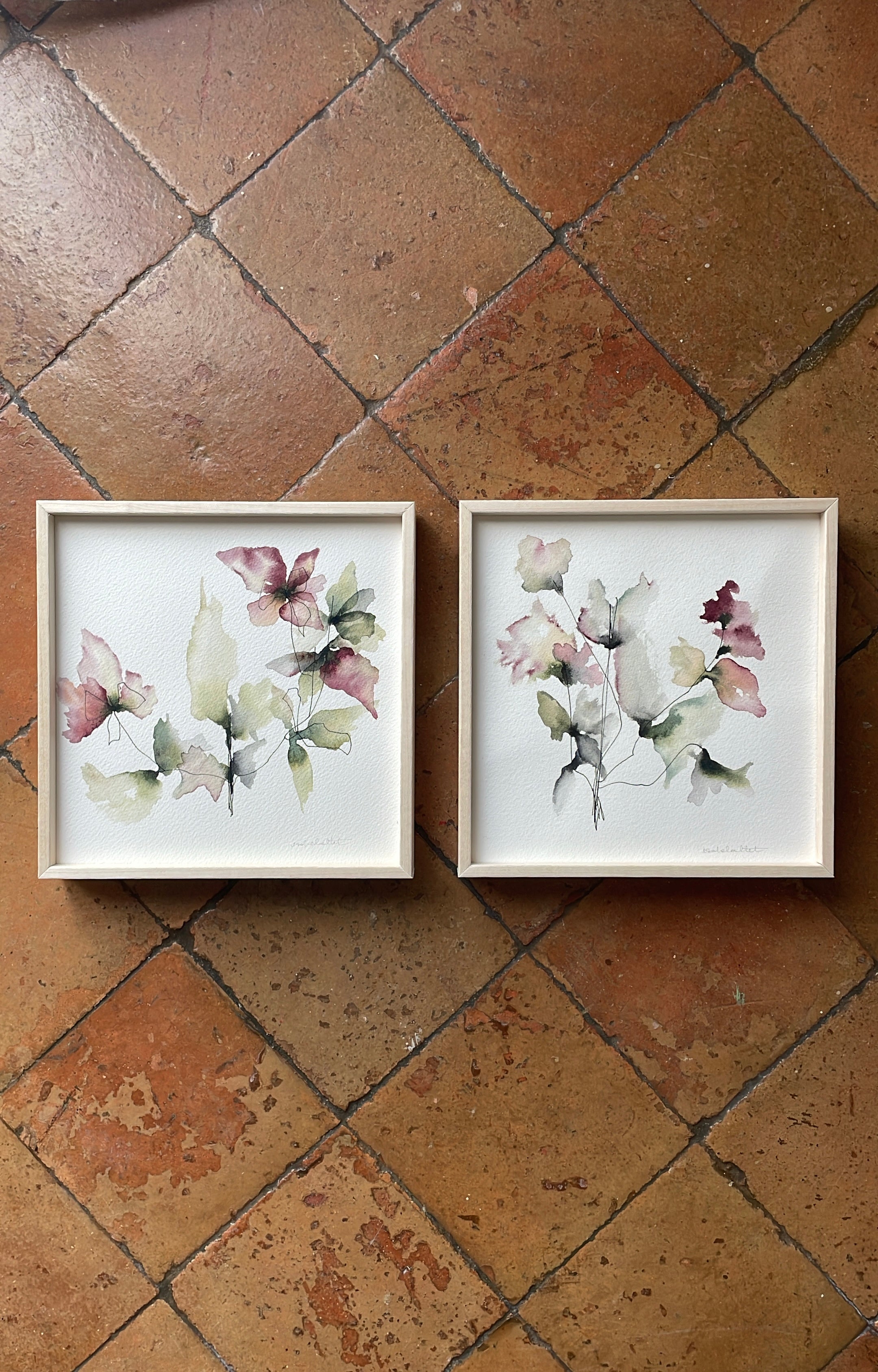 Pareja de cuadros con motivos botánicos, flores en tonos salmón, rosa, verde, beige. De estilo romántico para un rincón con encanto, una mesilla de noche, una estantería o un dormitorio