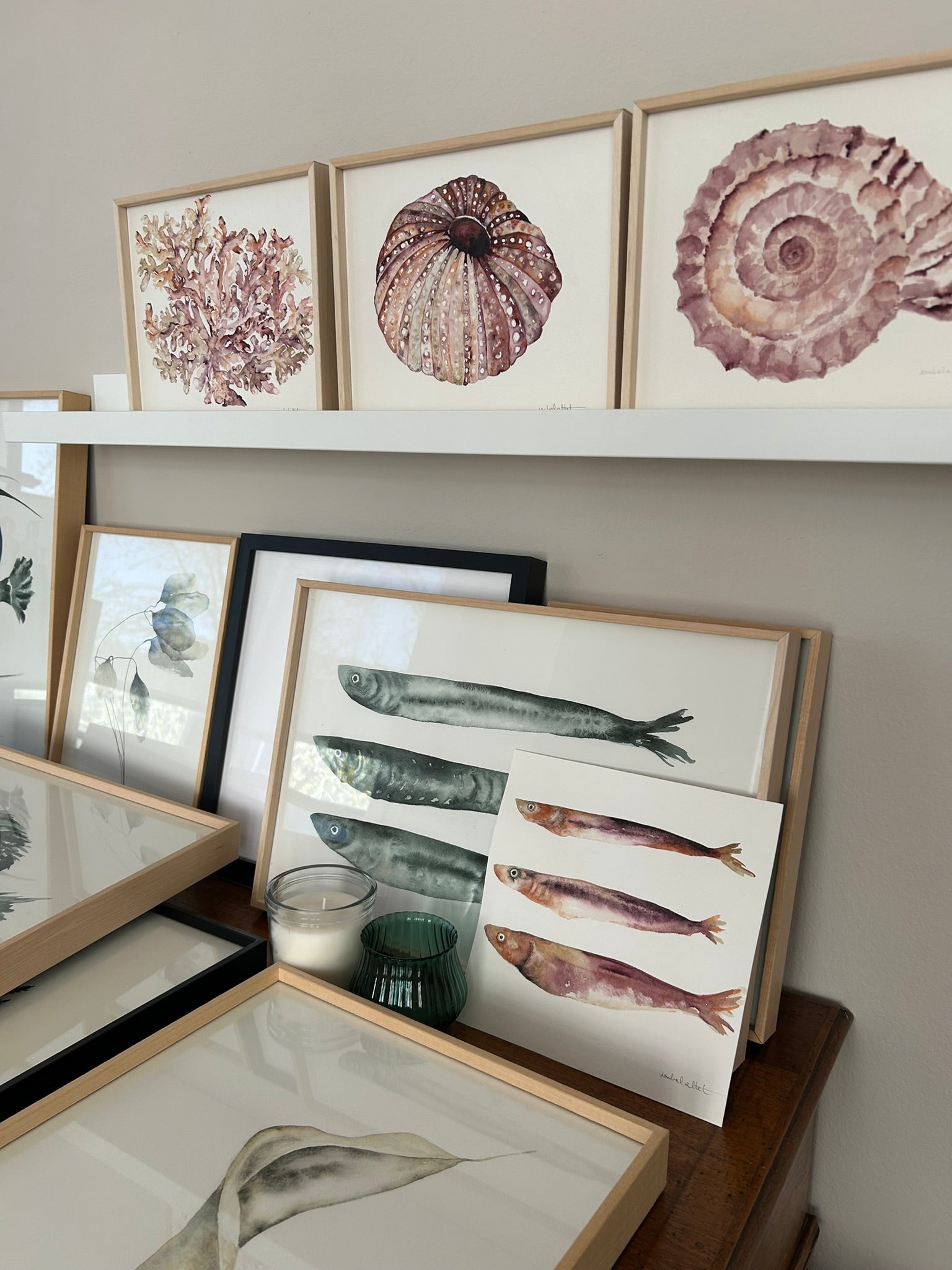 Conjunto de cuadros con motivos marinos, hechos a mano para decorar apartamentos de playa. Son cuadros únicos pintados a mano por Isabel Altet