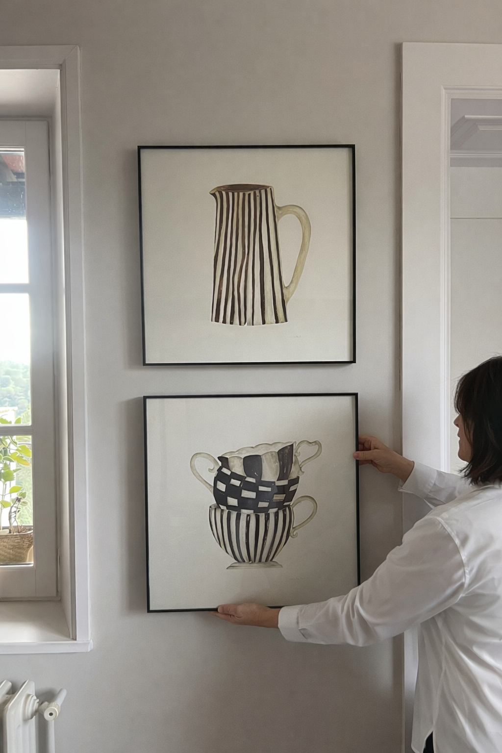 Cuadro decorativo de cocina con jarra en tonos tierra en ambiente. Tamaño: 50x50cm