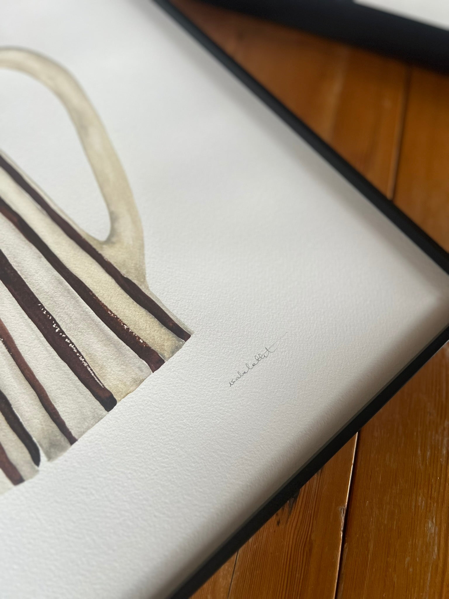 Detalle de dibujo en acuarela con jarra y rayas en tonos marrones y beige