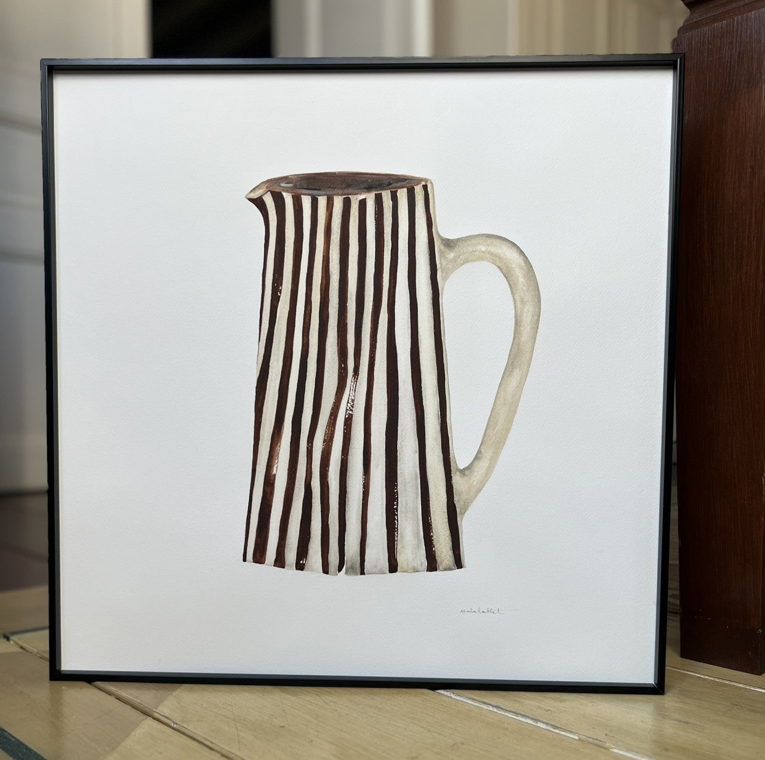 Cuadro pintado a mano en acuarela con jarra en tonos tierra de rallas, ideal para cocina