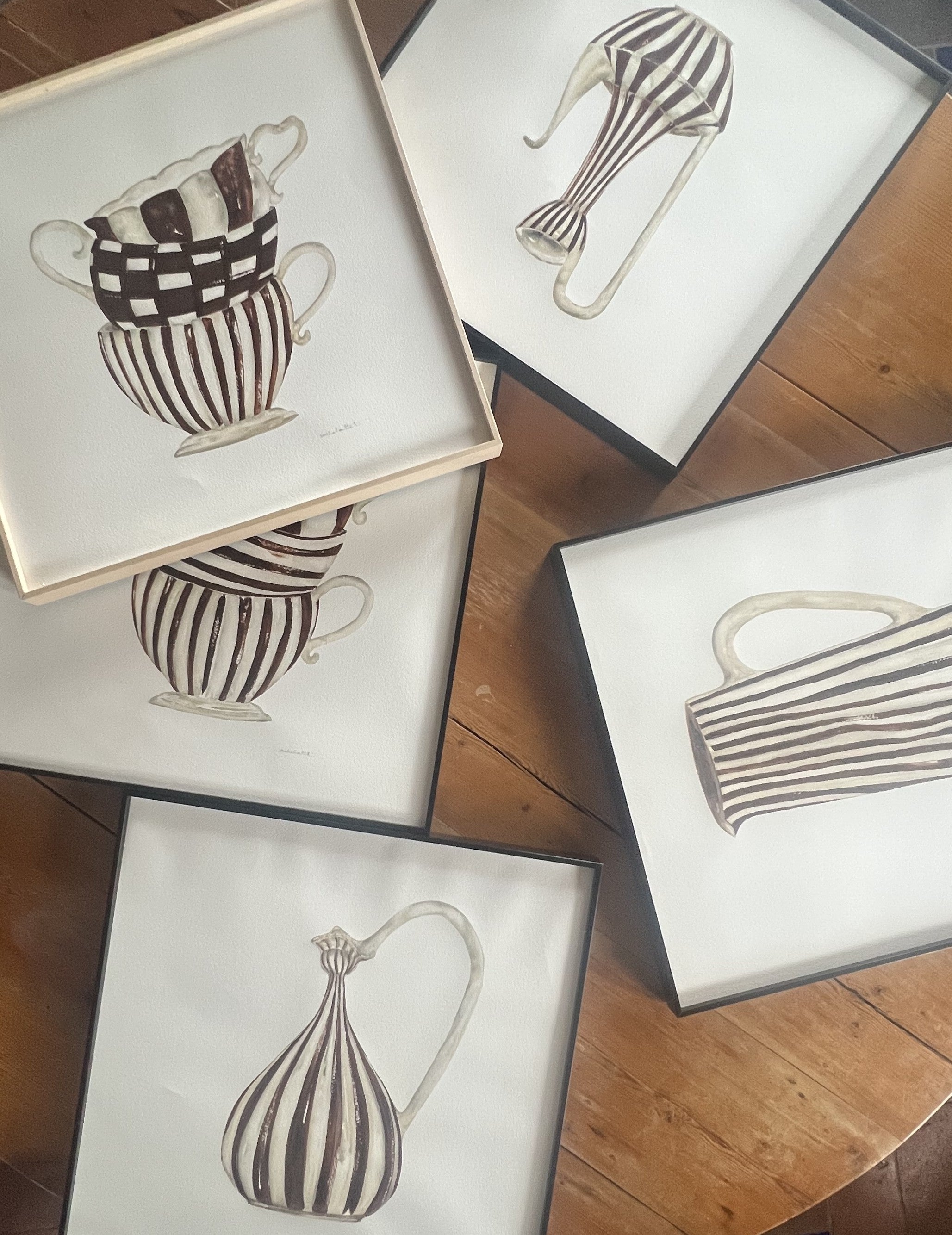 Cuadros decorativo con recipientes cerámico antiguos en tonos tierra en ambiente