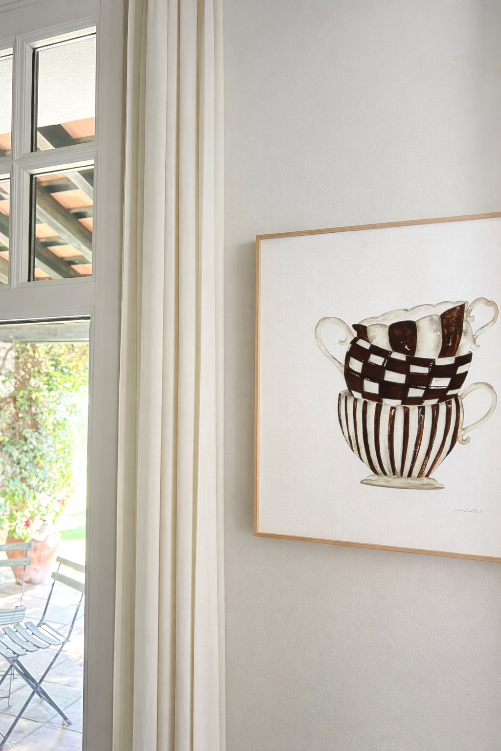 Cuadro decorativo de cocina con tazas con rayas y cuadros en ambiente