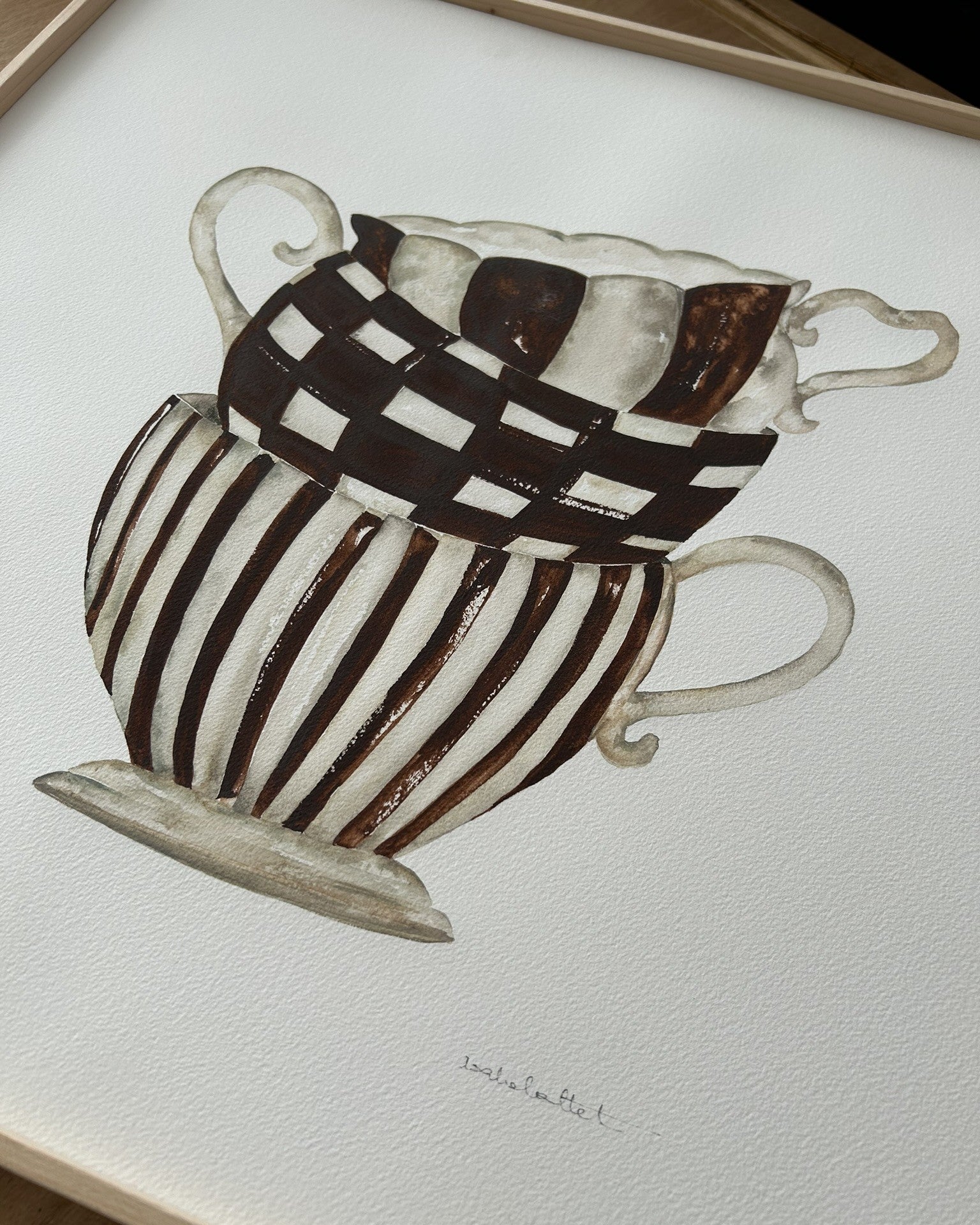 Detalle de acuarela con taza en tonos beige y marrón