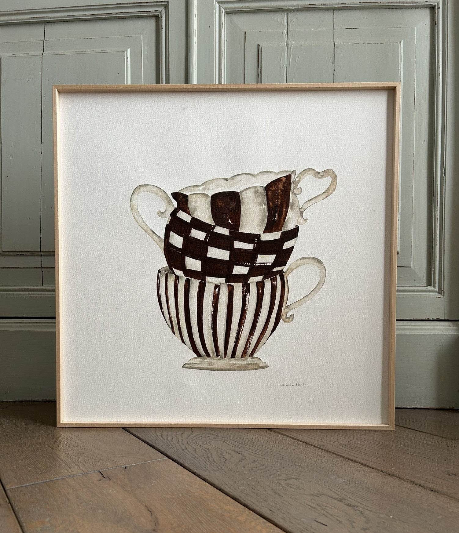 Cuadro en acuarela con tazas amontonadas en tonos tierra, enmarcado, ideal para cocina