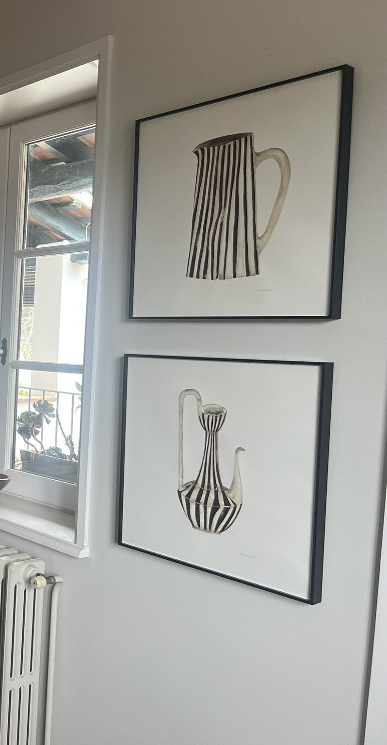 Cuadro decorativo con recipiente cerámico a rayas en ambiente