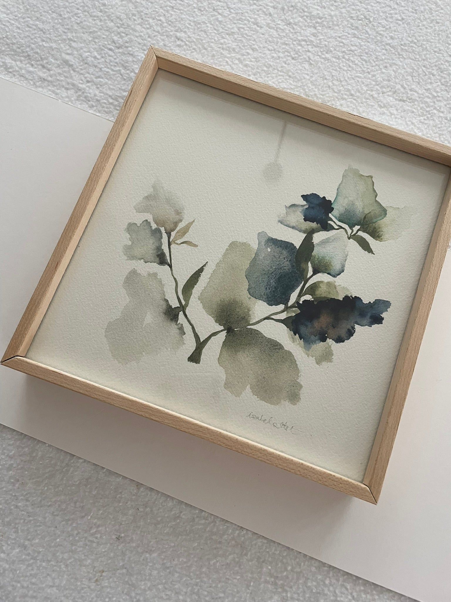 Cuadro en tonos azules y grises, pintado en acuarela, obra original de motivos botánicos para decorar salones, estanterías, baños o rincones con encanto