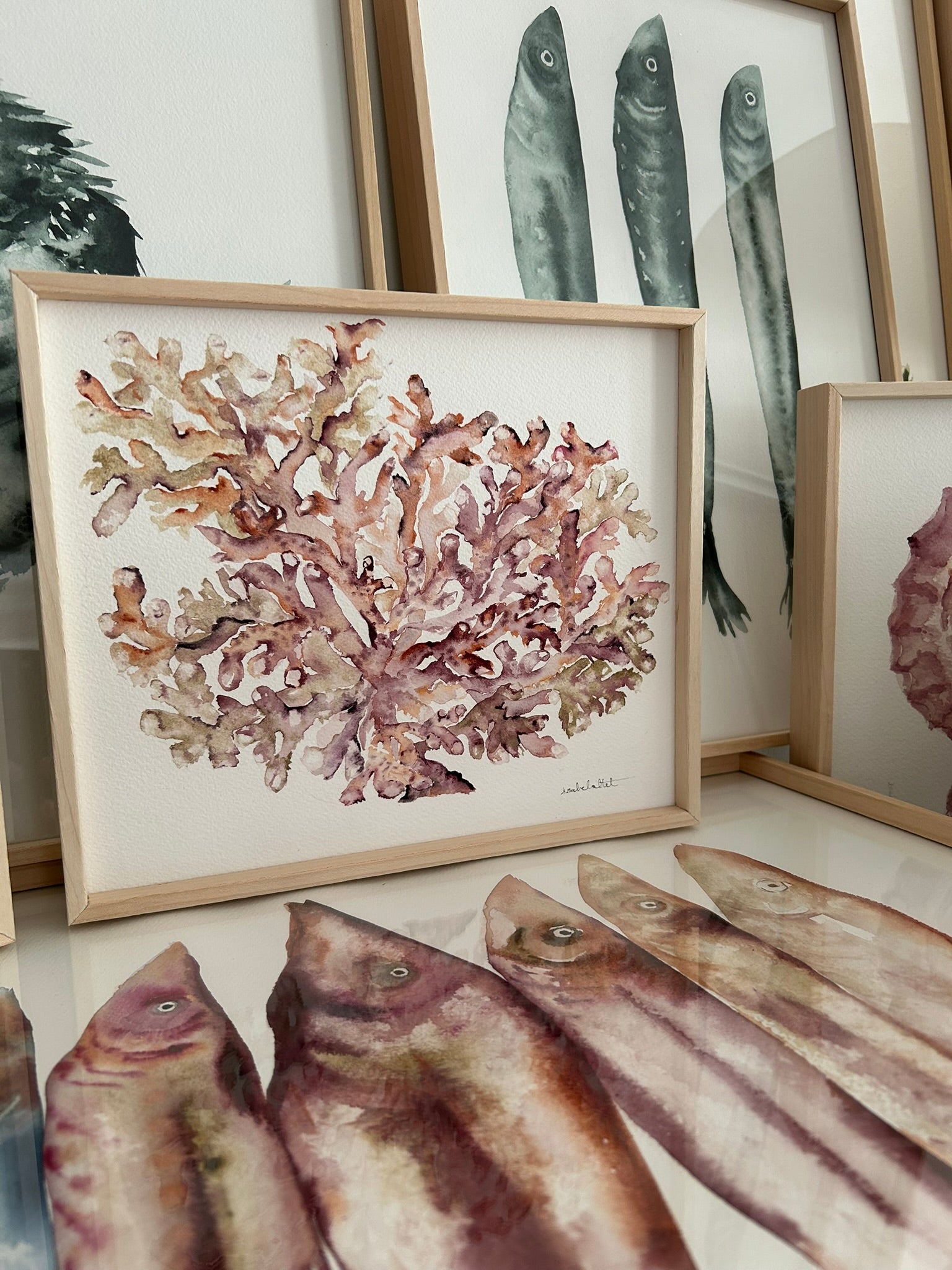 Cuadro coral marino pintado en acuarela por la artista Isabel Altet. Para dormitorio, estantería, baño, pensado para decorar un apartamento de playa o costa con encanto
