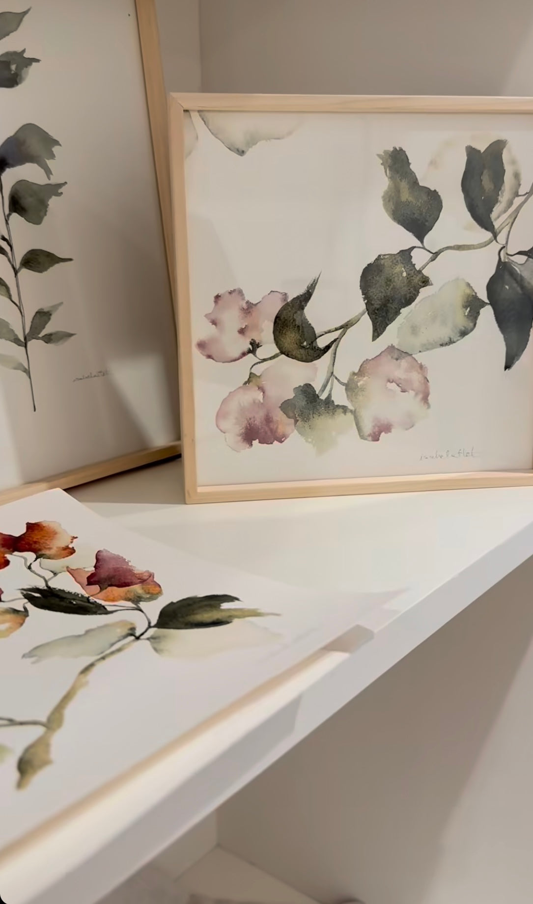 Cuadro decorativo pequeño en estantería, pintado a mano con motivos botánicos, flores en color rosa palo, malva y verde