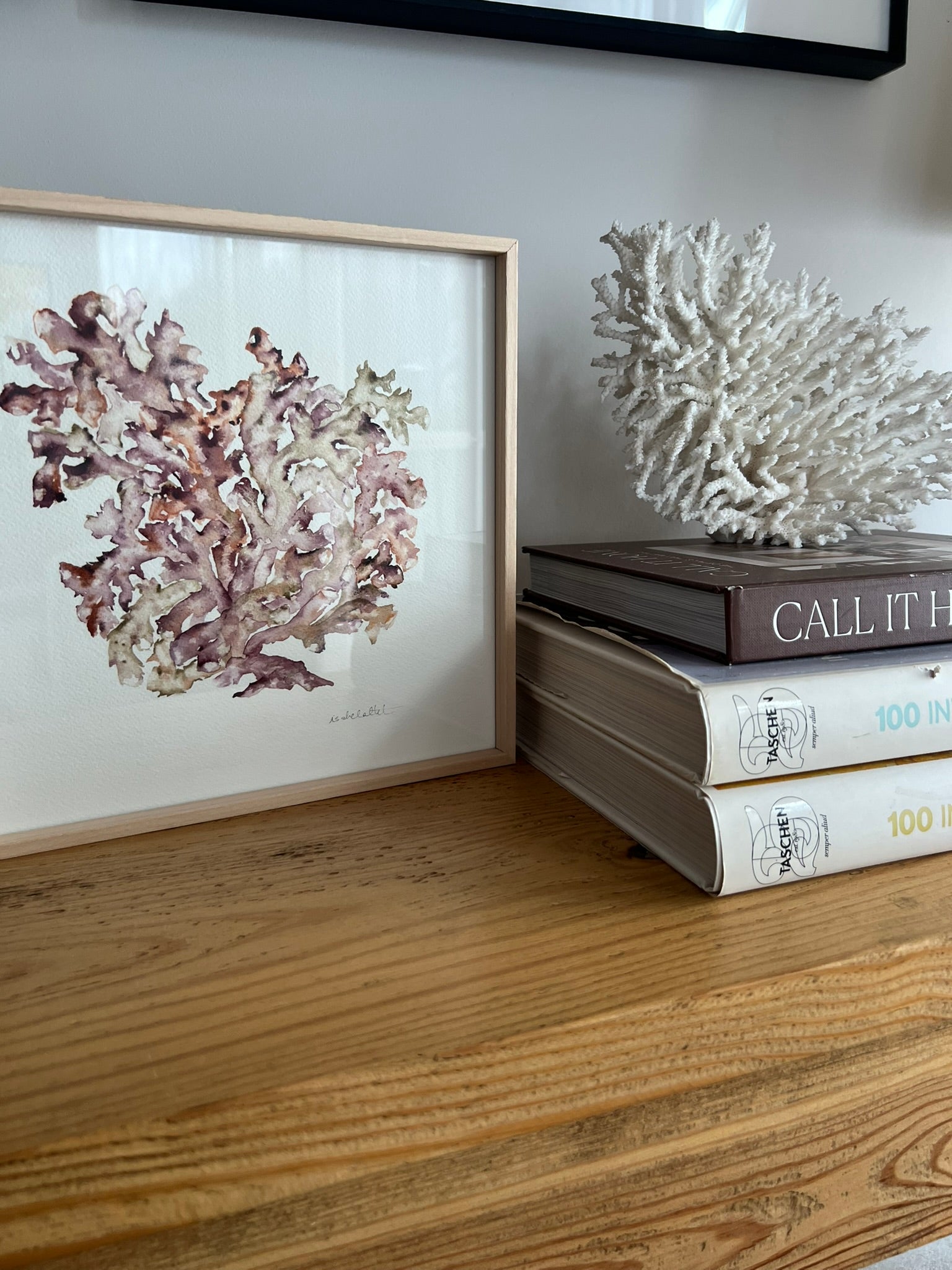Cuadro decorativo coral marino en tonos rosados para casa de playa. Obra original de Isabel Altet