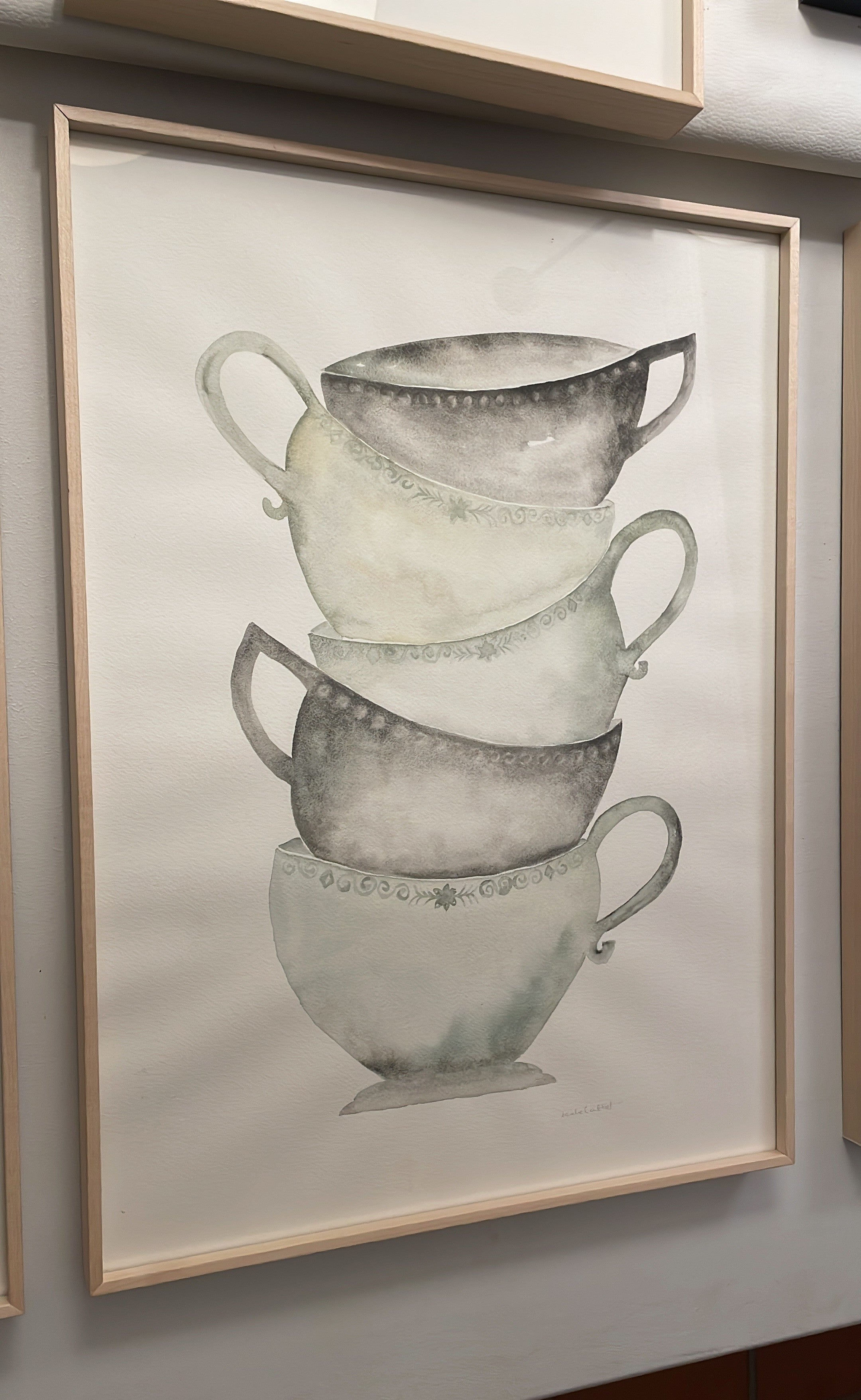 Cuadro decorativo para la cocina, de unas tazas amontonadas, de colores grisáceos, pitadas a mano en acuarela por Isabel Altet