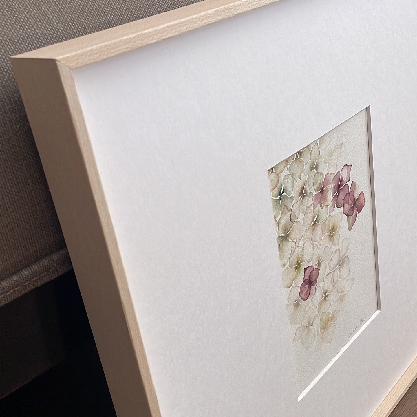 Lateral de cuadro decorativo de una flor de hortensia, pintado a mano por Isabel Altet