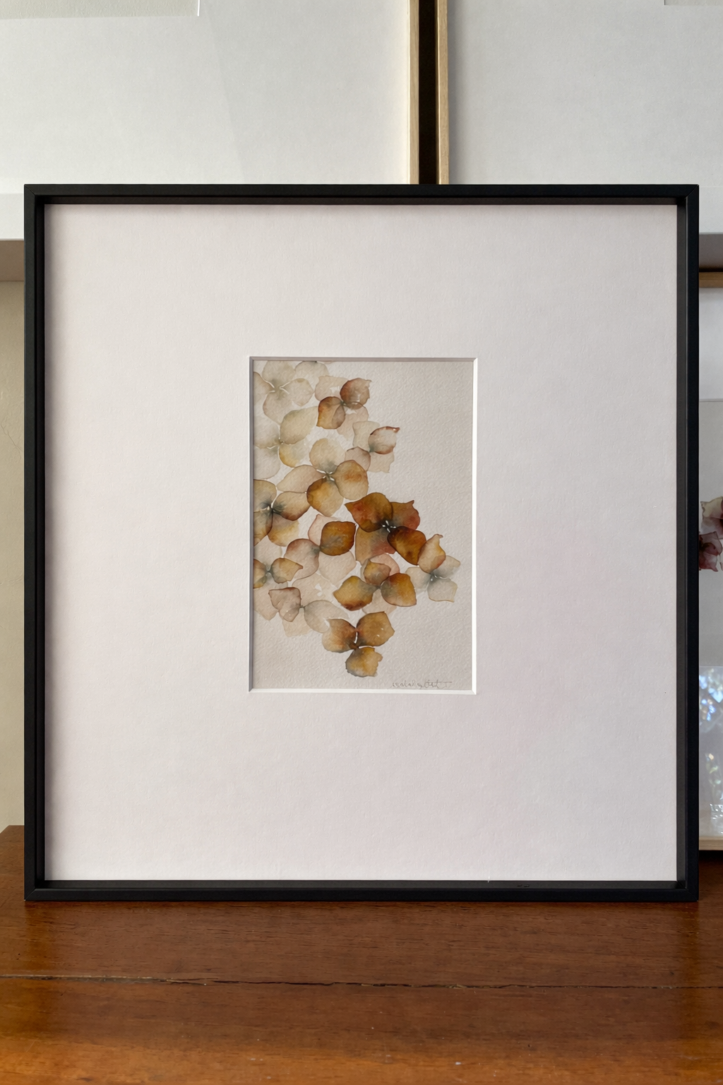 Cuadro decorativo pétalos hortensia en tonos naranja, marrón y beige enmarcado en negro