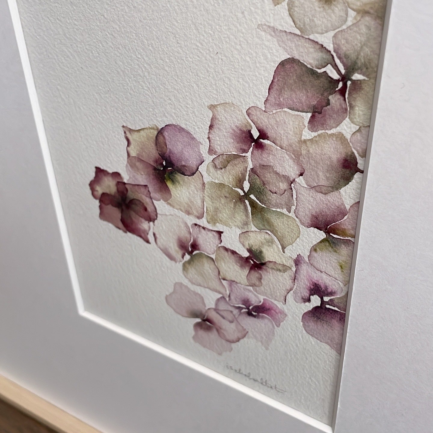 Detalle textura del papel y los colores del cuadro decorativo Hortensia en colores rosados de Isabel Altet