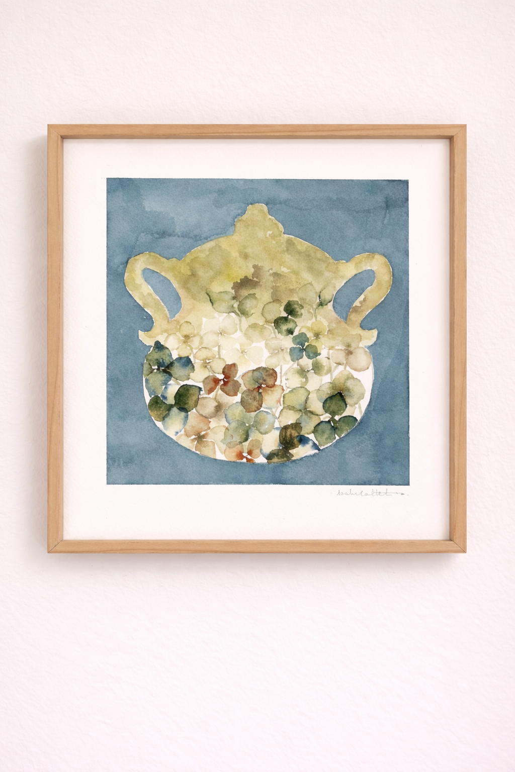 Cuadro decorativo pintado en acuarela de una tetera antigua con fondo azul y flores