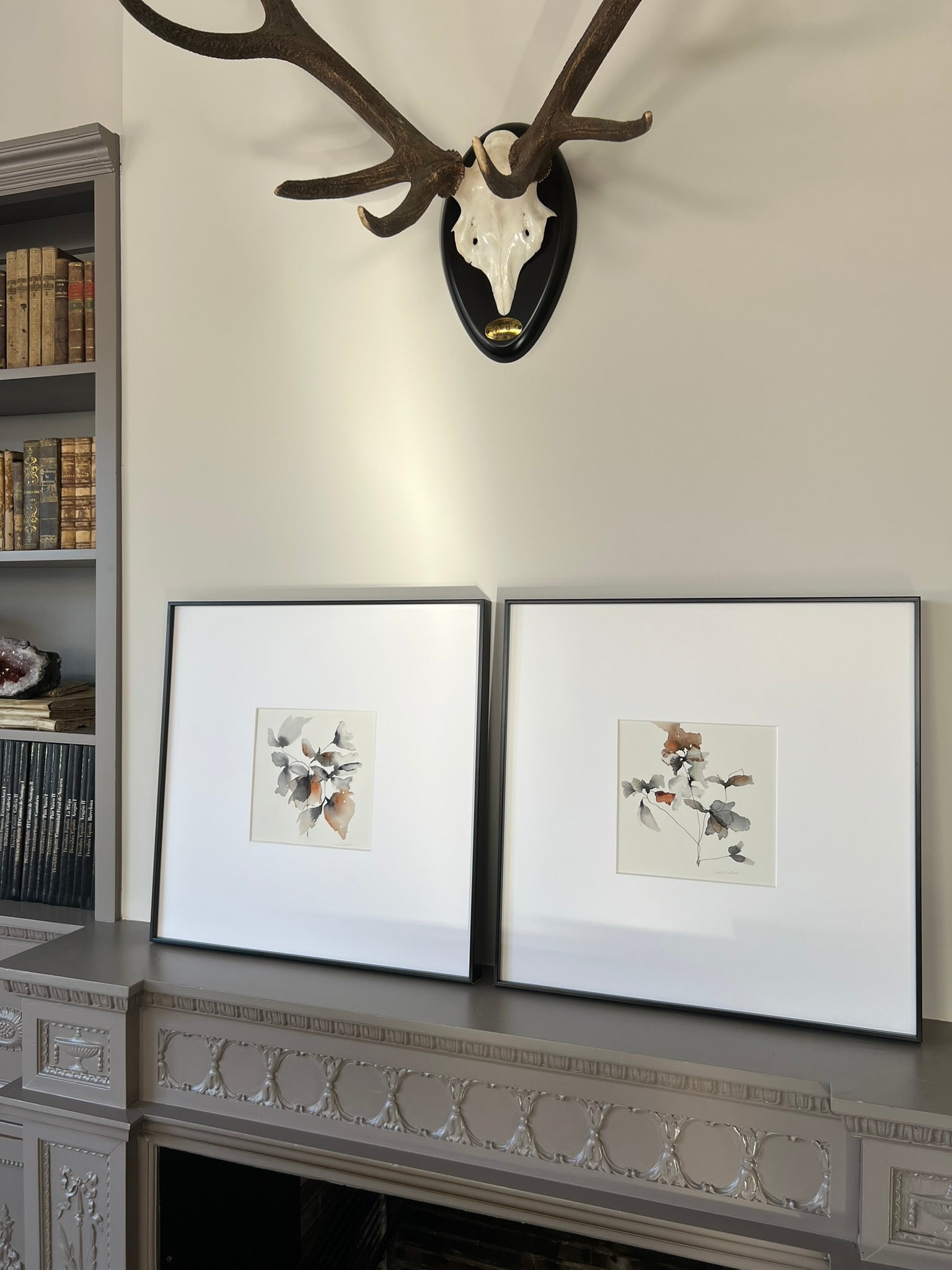 Cuadro decorativo de la colección Autumn apoyado en una pared de salón fotografiado en revista El Mueble
