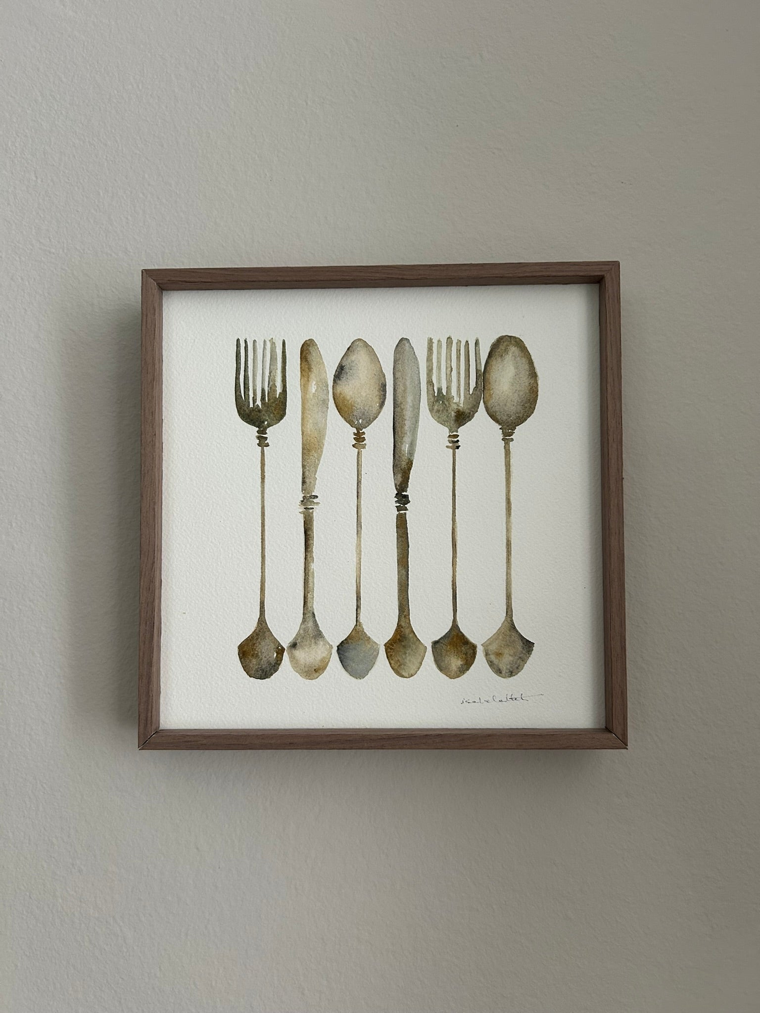Cuadro decorativo de una cubertería pintada a mano con acuarela, con tonos marrones, verdes, óxidos y enmarcado en madera de roble