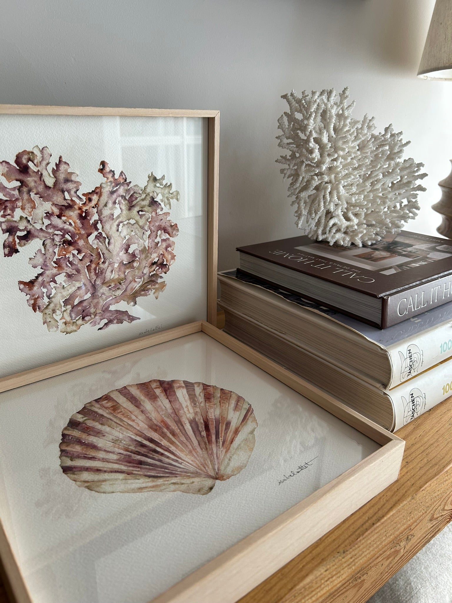 Cuadros originales, coral y concha marina para decorar apartamento de playa de una manera única. Obra de Isabel Altet