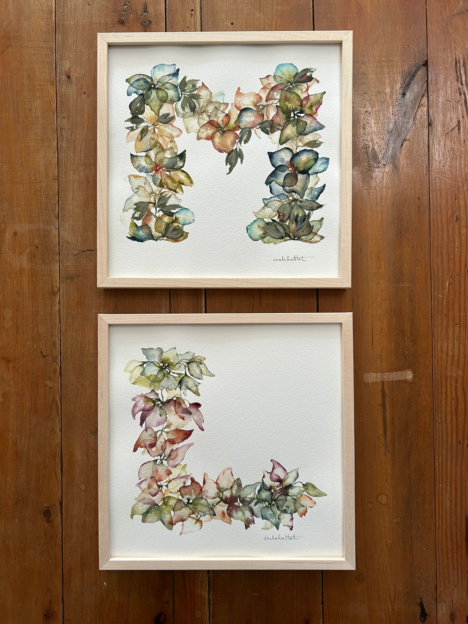 Inicial M y L pintadas a mano en acuarela, estilo rústico, colores verdes y botánicos, sobre papel algodón. Cuadro personalizado para bebé.