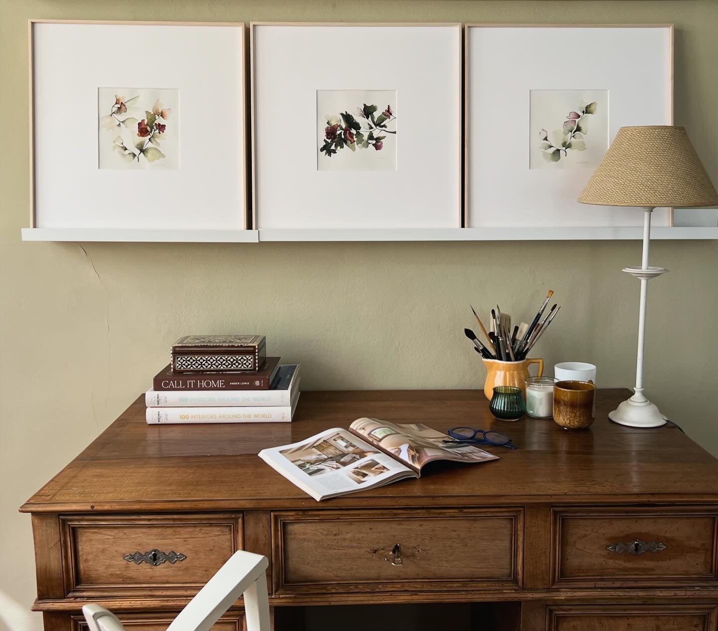 Cuadros en ambiente despacho, estilo El Mueble, obras originales de Isabel Altet con motivos florales y tonos suaves