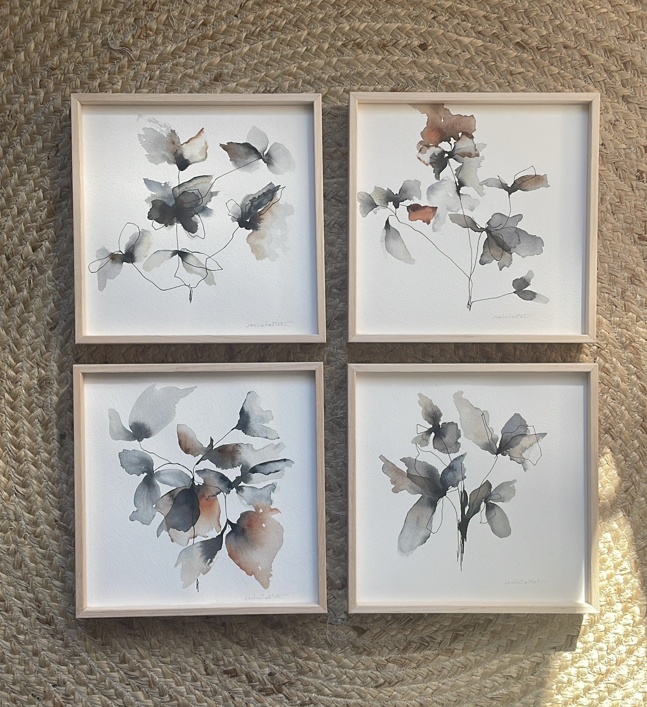 Composición de cuatro cuadros hechos a mano en tonos tierra y grises inspirados en el otoño. Pequeños para estanterías o espacios pequeños