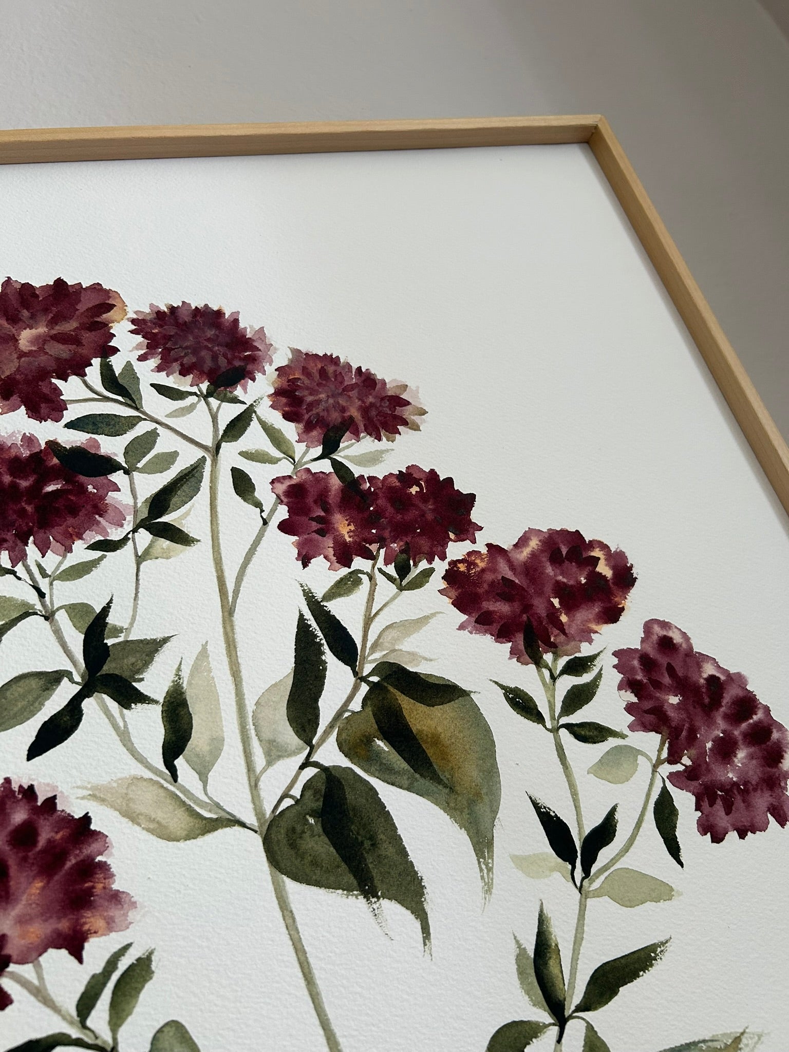 Detalle cuadro decorativo de flores en tono burdeos y rosado, para decorar casas estilo revista EL Mueble