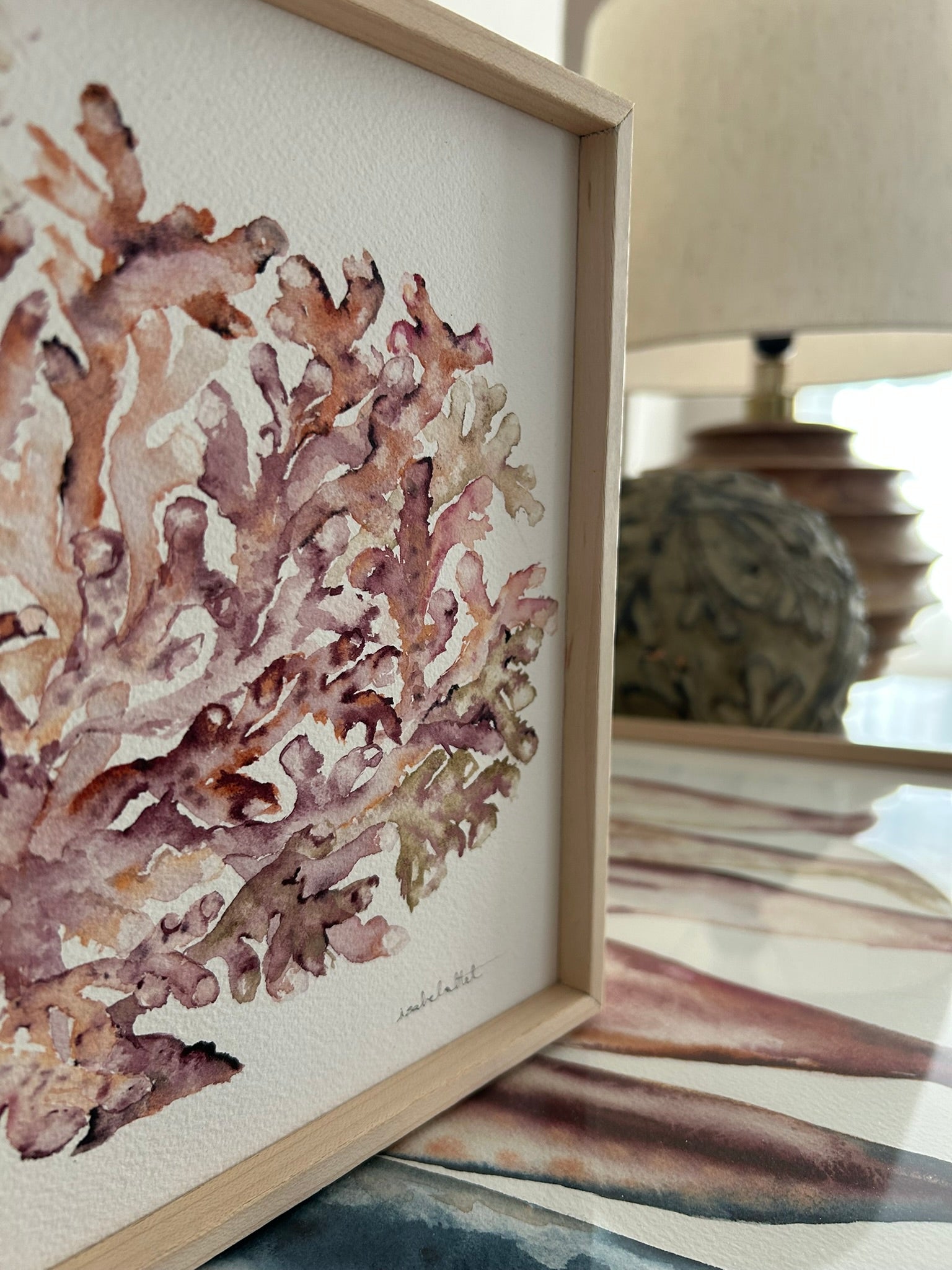 Lateral cuadro pintado a mano de un coral marino en todo rosa empolvado, pintado en acuarela, para decorar apartamentos de costa. Arista Isabel Altet