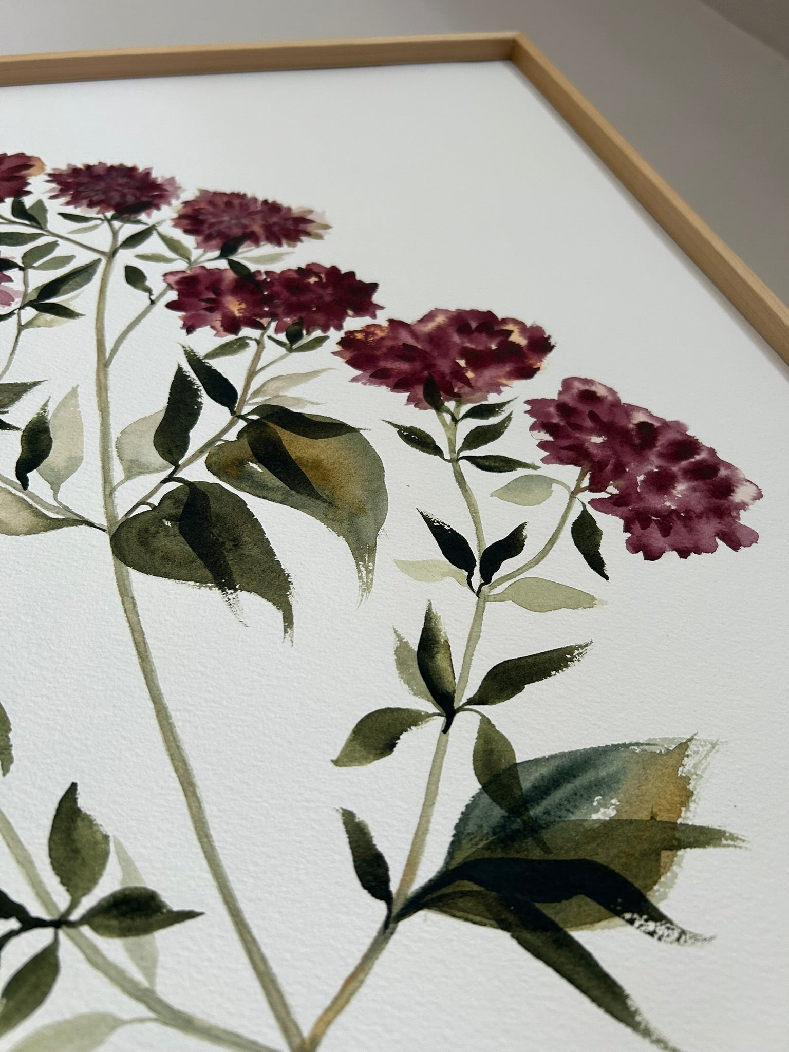 Cuadro con flores de tonos burdeos, botánico para decorar el salón, el comedor o el dormitorio. Obra de autor. Artista Isabel Altet