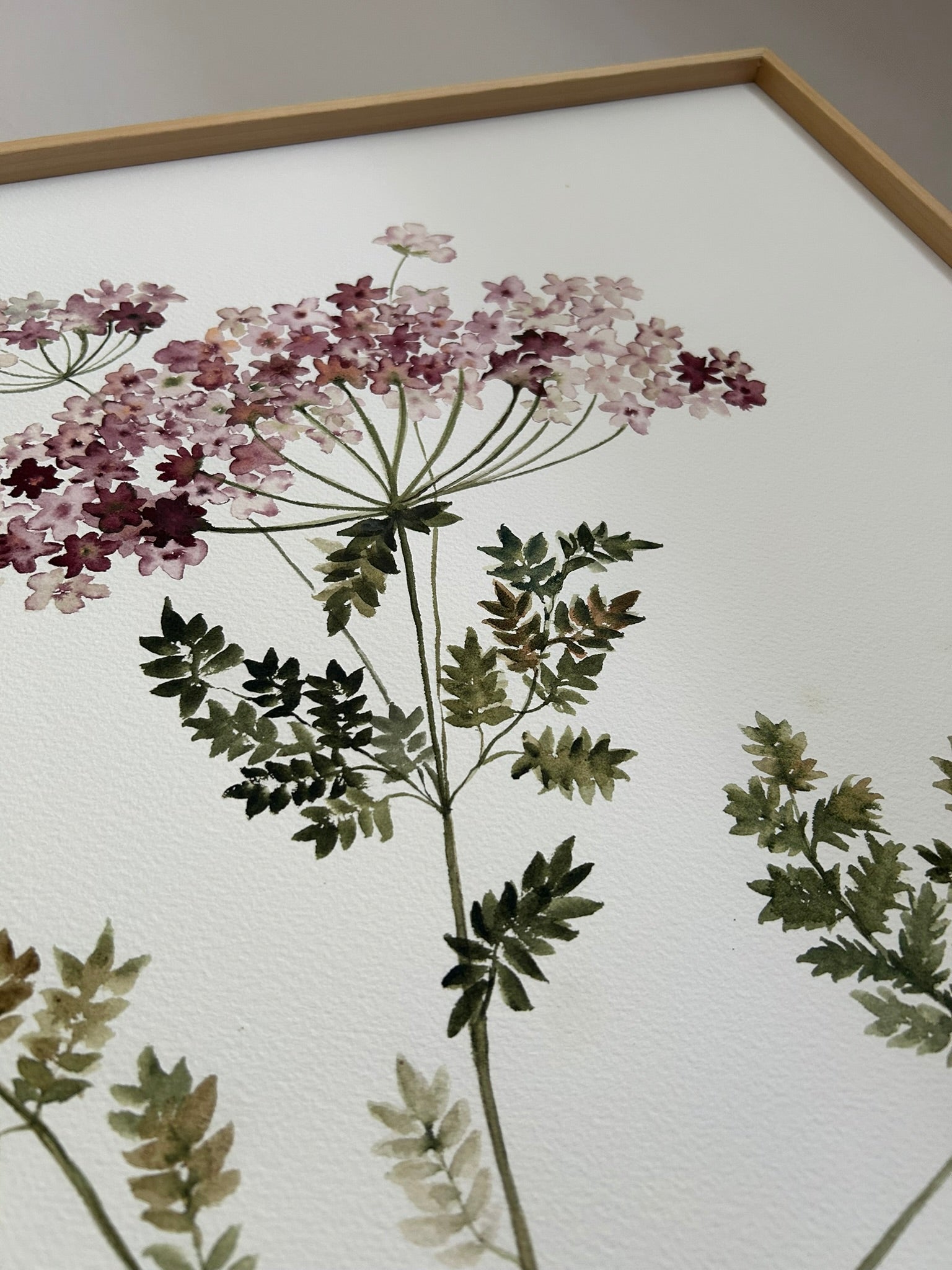 Detalle cuadro flores silvestres para decoración botánica en el salón, dormitorio o pasillo de casa. Pintura de autor. Arista Isabel Altet