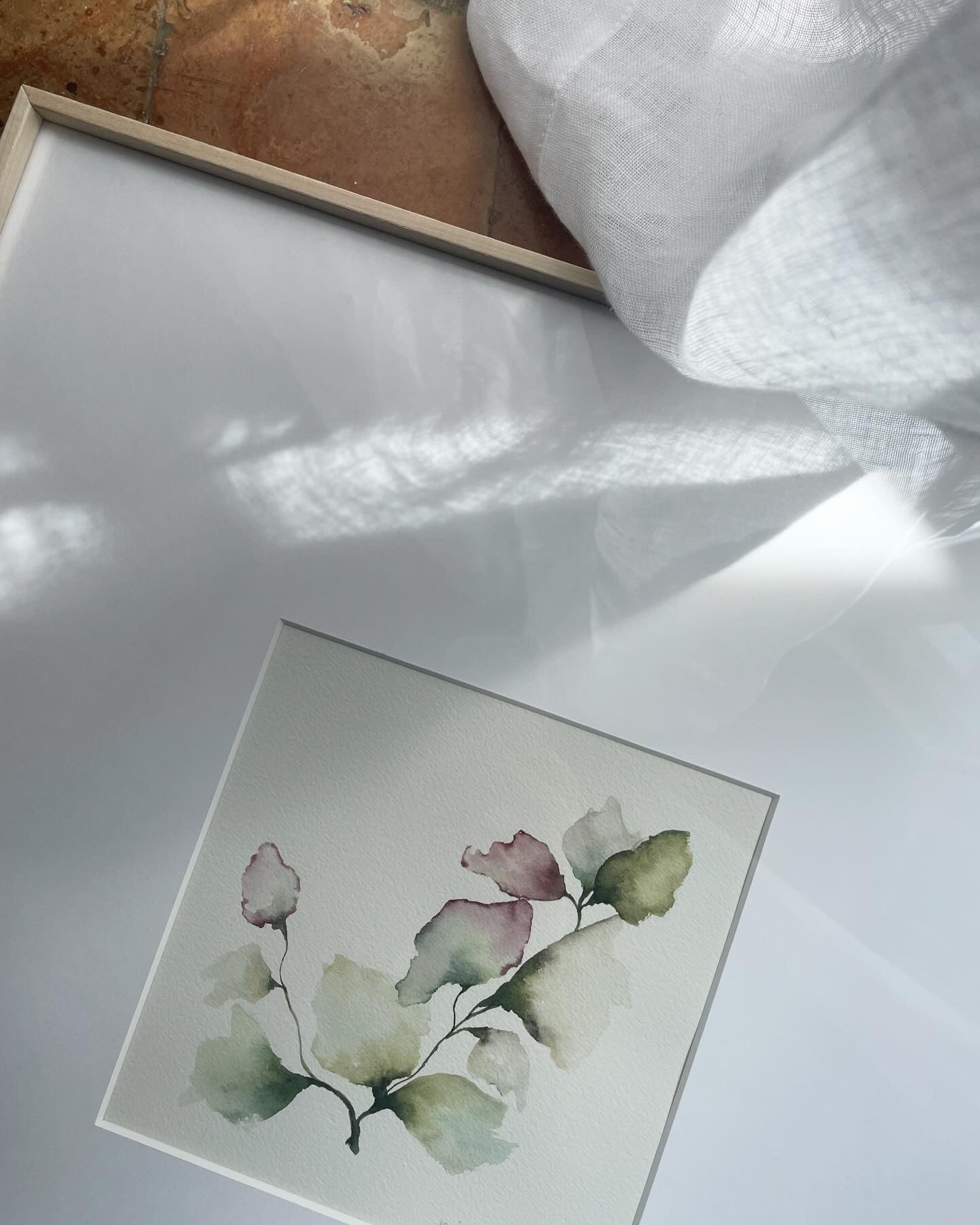 Detalle cuadro de tonos suaves, con motivos florales, para dormitorio pintado en acuarela por Isabel Altet