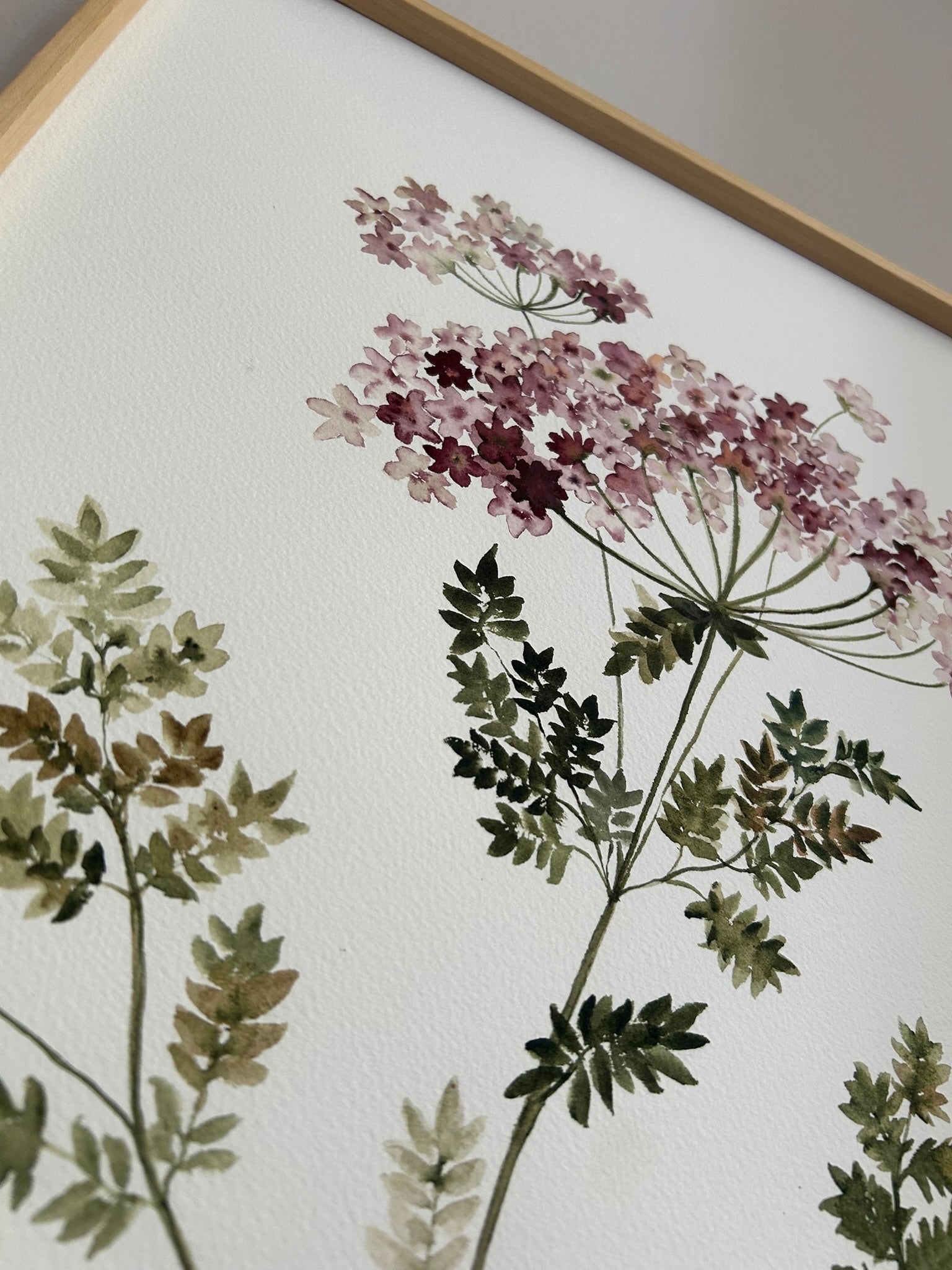Zoom a dibujo de cuadro botánico para  decorar casas rústicas, colores rosas, verdes, pintada en acuarela por Isabel Altet