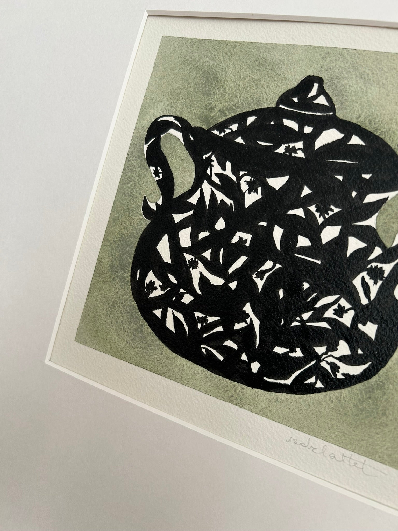 Detalle dibujo de tetera pintada a mano utilizando acuarela y tinta negra