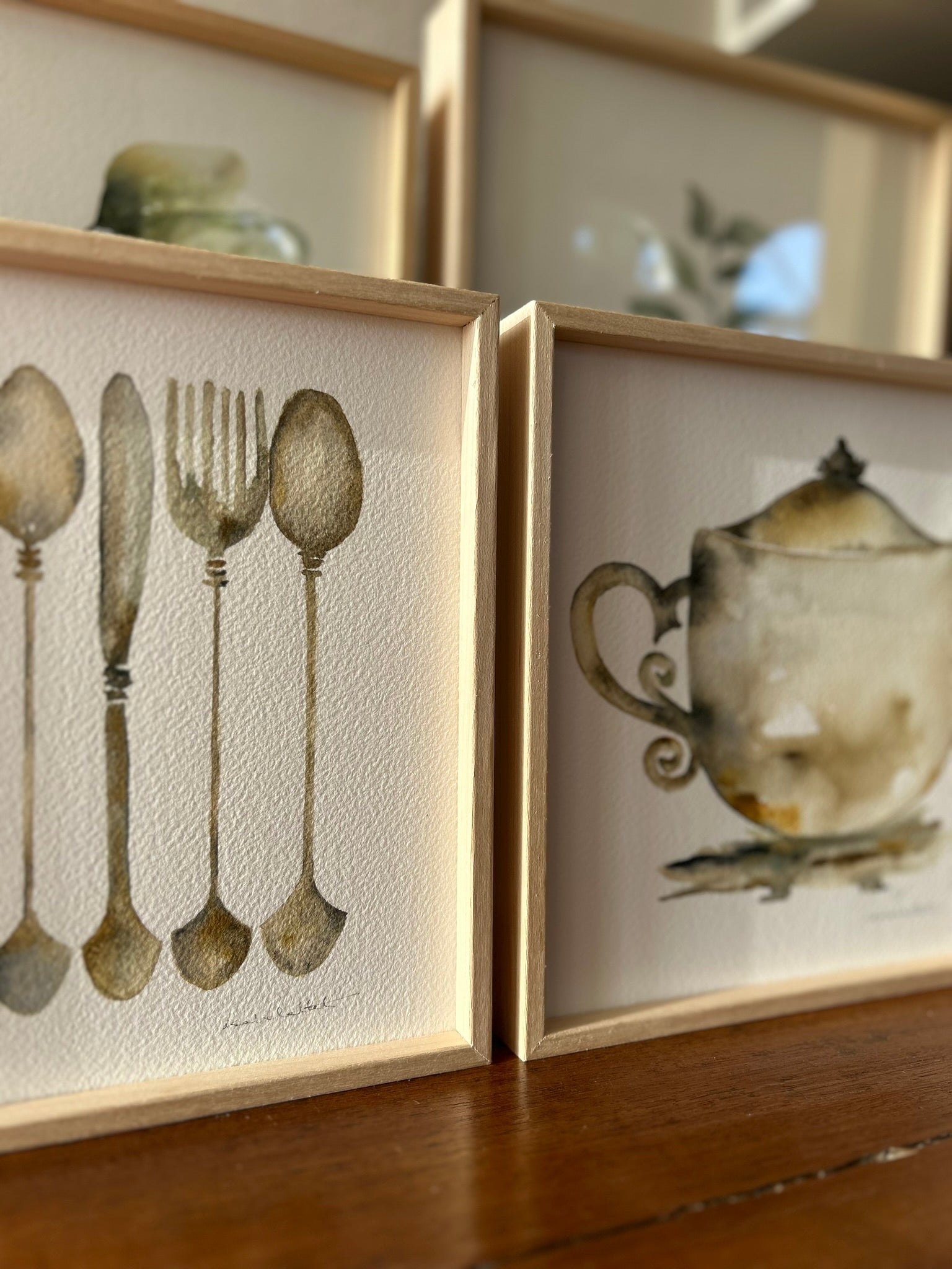 Pareja de cuadros para decorar el comedor o la cocina, una tetera y unos cubiertos en tonos ocre, óxidos y plata, imitan una vajilla antigua. Pintado a mano por la artista Isabel Altet