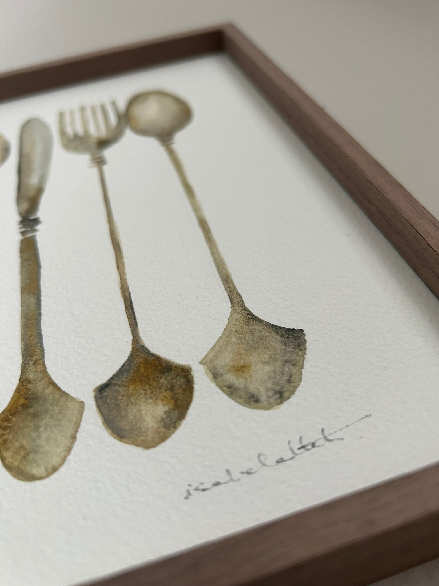 Detalle dibujo pintado a mano por la artista Isabel Altet. Cubiertos pintados en tonos óxido, marrones, beige, verdosos, decoran una cocina o un comedor de manera elegante