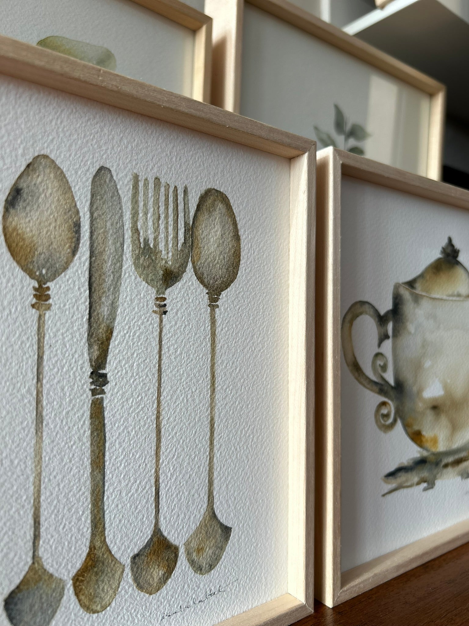 Detalle rugosidad del papel, de un dibujo único elaborado por la artista Isabel Alet, de una cubertería antigua. Cuadros para decorar la cocina o el comedor