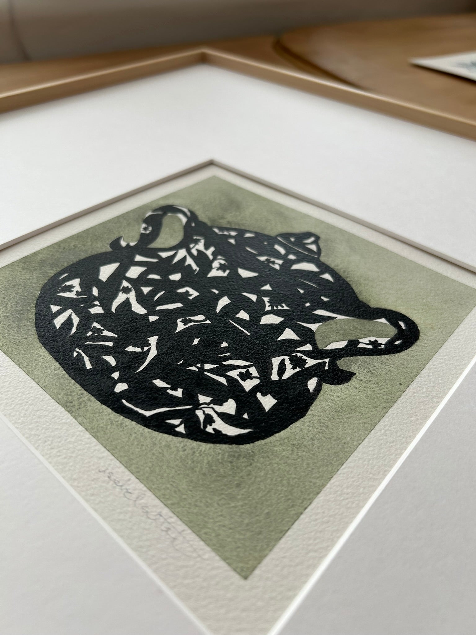 Detalle de la textura del papel de gramaje alto algodón 100%, con dibujo de tetera para cocina o comedor