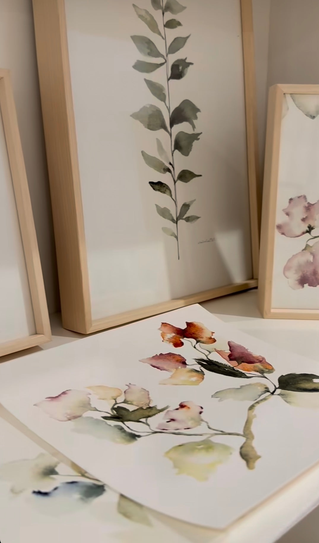 Dibujo original pintado en acuarela para cuadro decorativo pequeño para estantería o dormitorio. Es de estilo romántico con colores salmón, verdes y rosa empolvado
