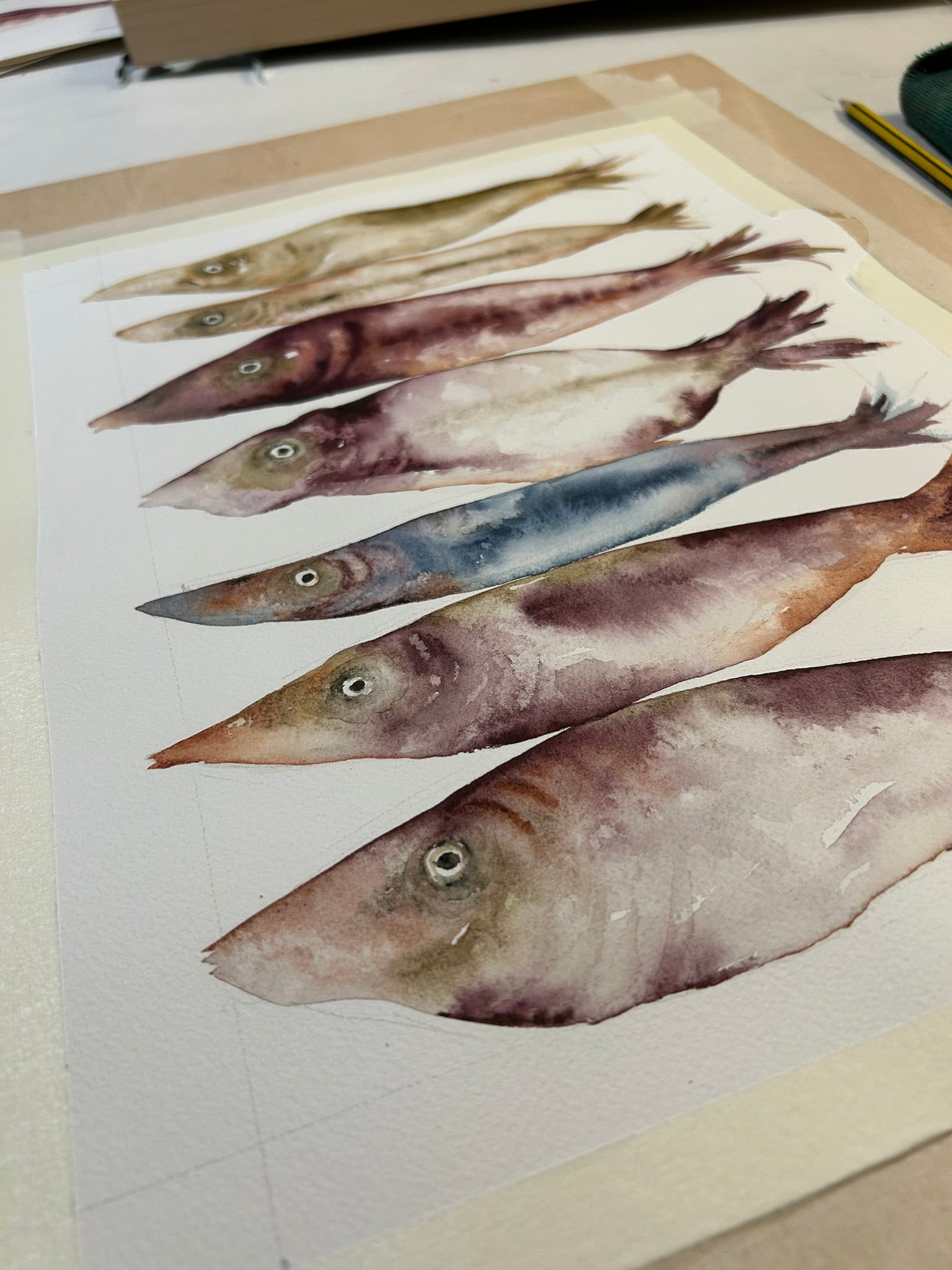 Dibujo de peces marinos de colores, tonos azul abisal, rosados empolvados. Dibujo para decorar casa o apartamento de playa, hecho a mano con acuarelas por Isabel Altet