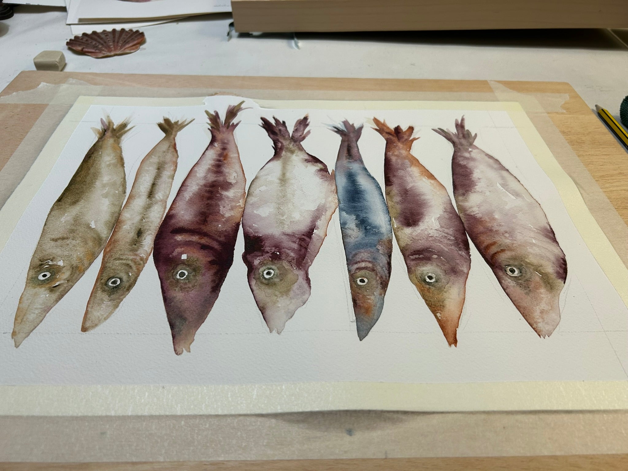 Dibujo peces de colores, mezcla azules y rosados. Una combinación armónica para decorar casas de costa, hecho a mano en acuarela por Isabel Altet