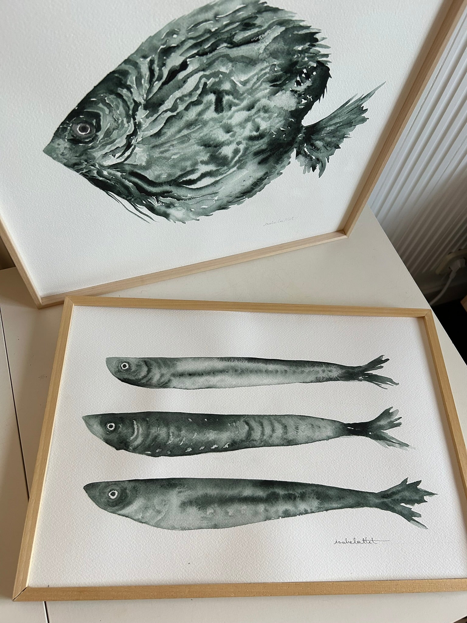 Pareja de cuadros con peces de color azul, pintados a mano con acuarela. Cuadros para decorar un salón, una entrada o un rincón con encanto de un apartamento de playa
