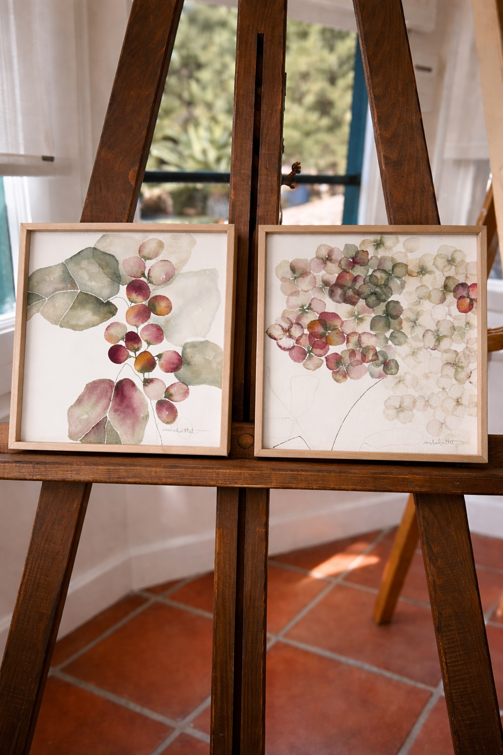 Dos cuadros pintados a mano en acuarela con tonos verdes, morados, granates, de temática silvestre, de la artista Isabel Altet