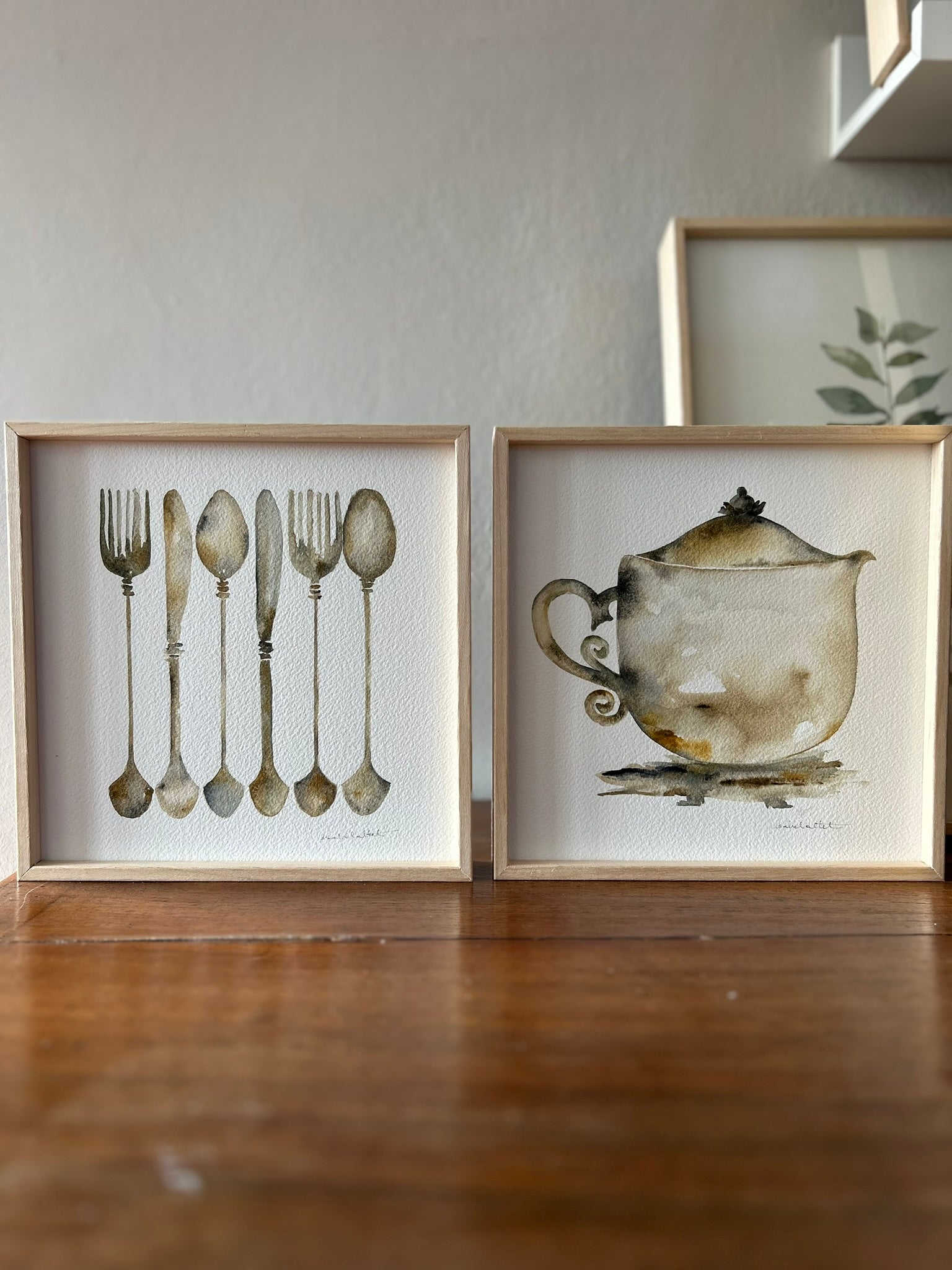 Pareja de cuadros para decorar la cocina o el comedor, son obras únicas y elaboradas a mano por Isabel Altet. Son unos cubiertos y una lechera antigua, con colores plata, ocres y oxido
