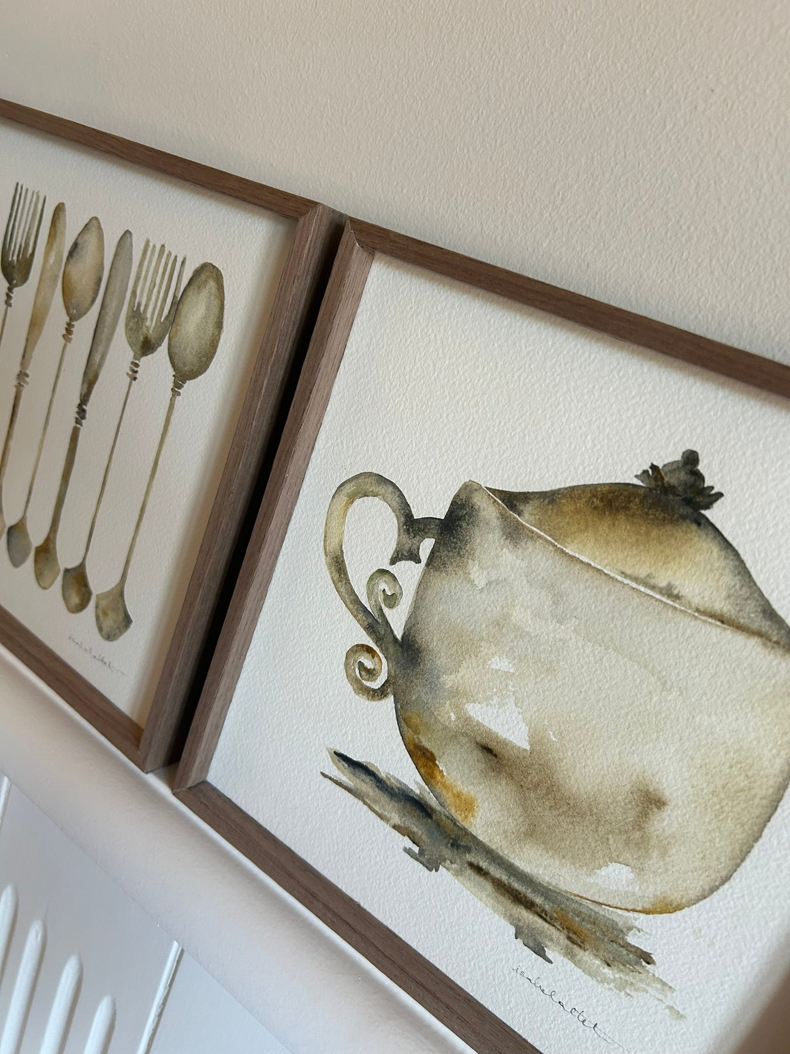 Cuadro de tetera y cubiertos pintados a mano en acuarela en tonos neutros para decorar de manera original y elegante la cocina o el comedor