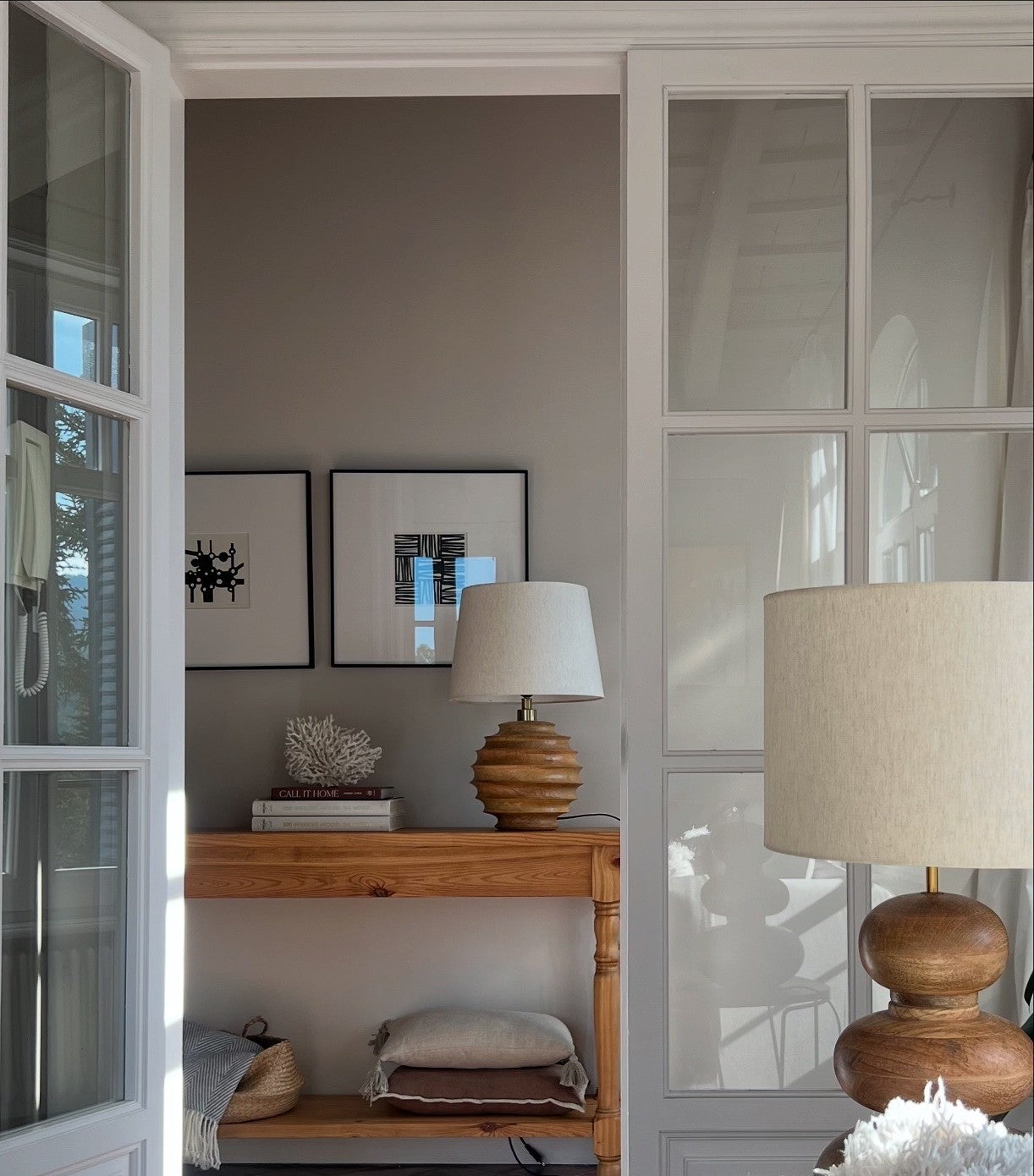 Cuadros originales minimalistas en pasillo de casa