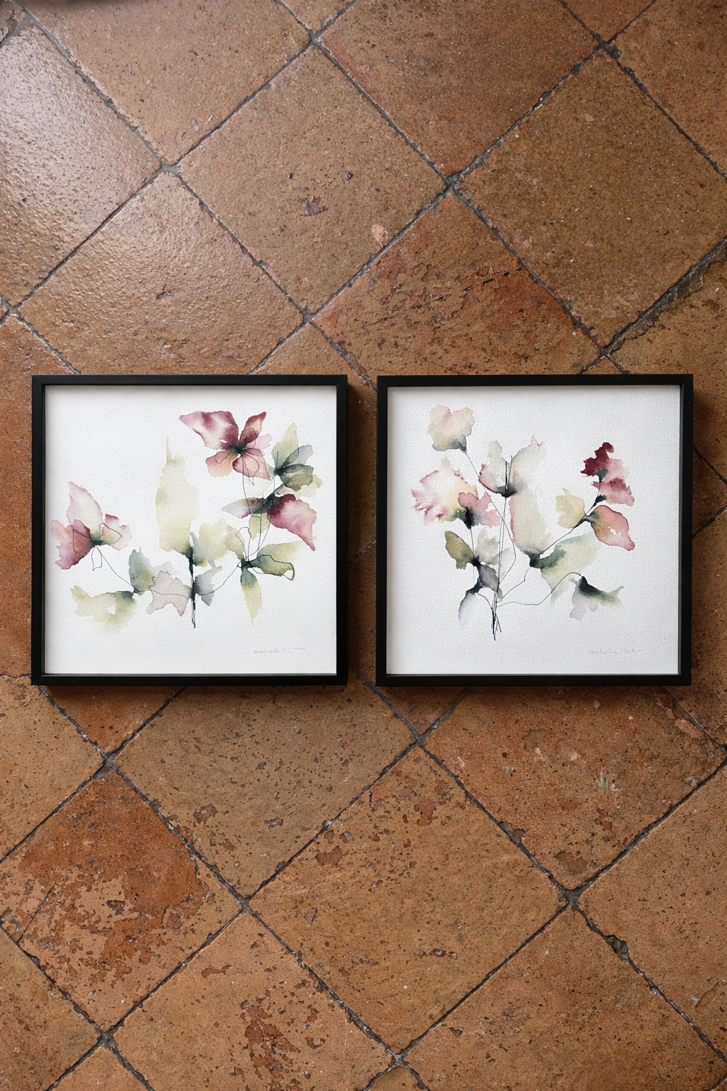 Pareja de cuadros decorativos con motivos florales, enmarcados en negro