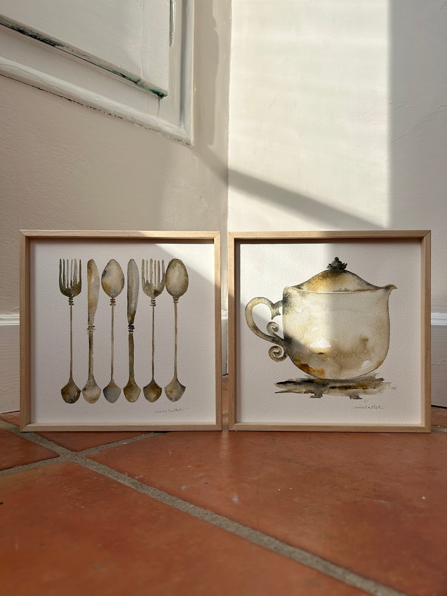 Dos cuadros para decorar la cocina o el comedor, son cuadros originales y únicos, pintados a mano en acuarela. Inspirados en las vajillas antiguas de plata, de la artista Isabel Altet
