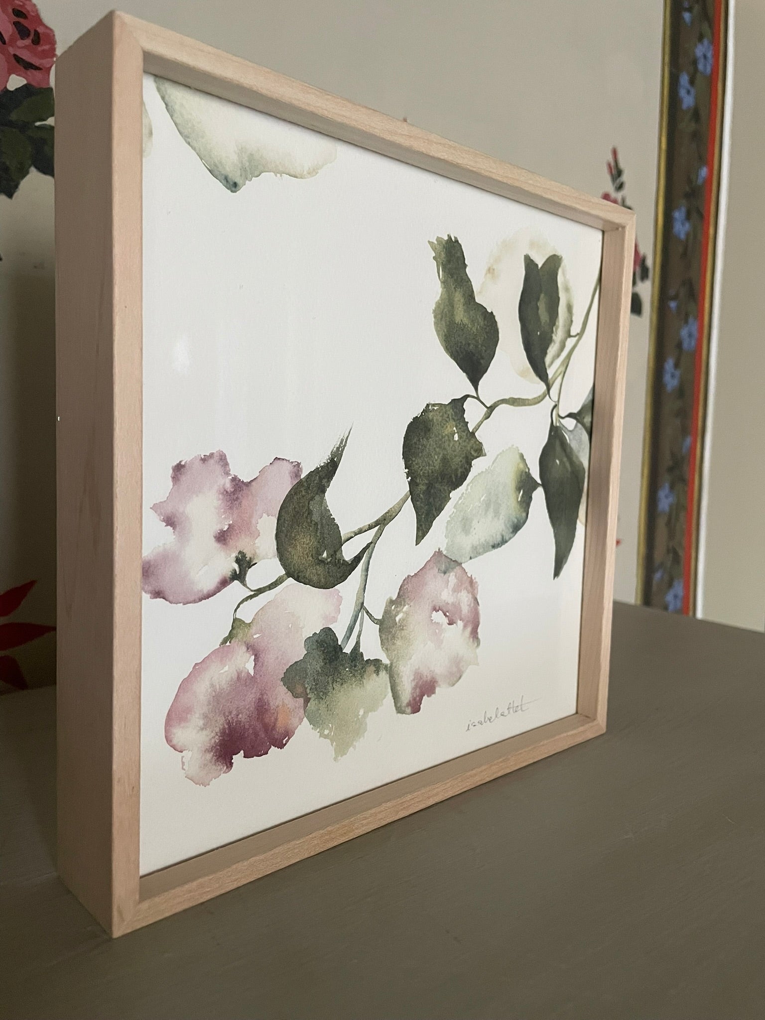 Cuadro decorativo de 20x20cm, obra original pintada en acuarela de estilo romántico, con motivos florales y colores rosa empolvado, verde y rosa palo
