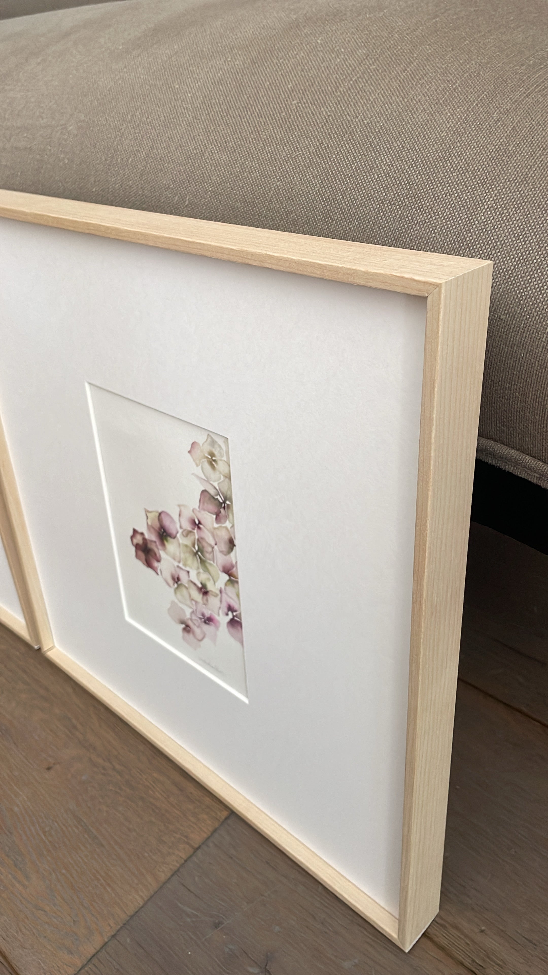 Perfil cuadro Hortensia I de Isabel Altet enmarcado en madera natura